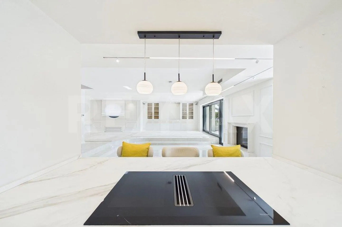 Prestigeträchtige Designvilla mit Pool und privatem Garten - Foto 8 von 13