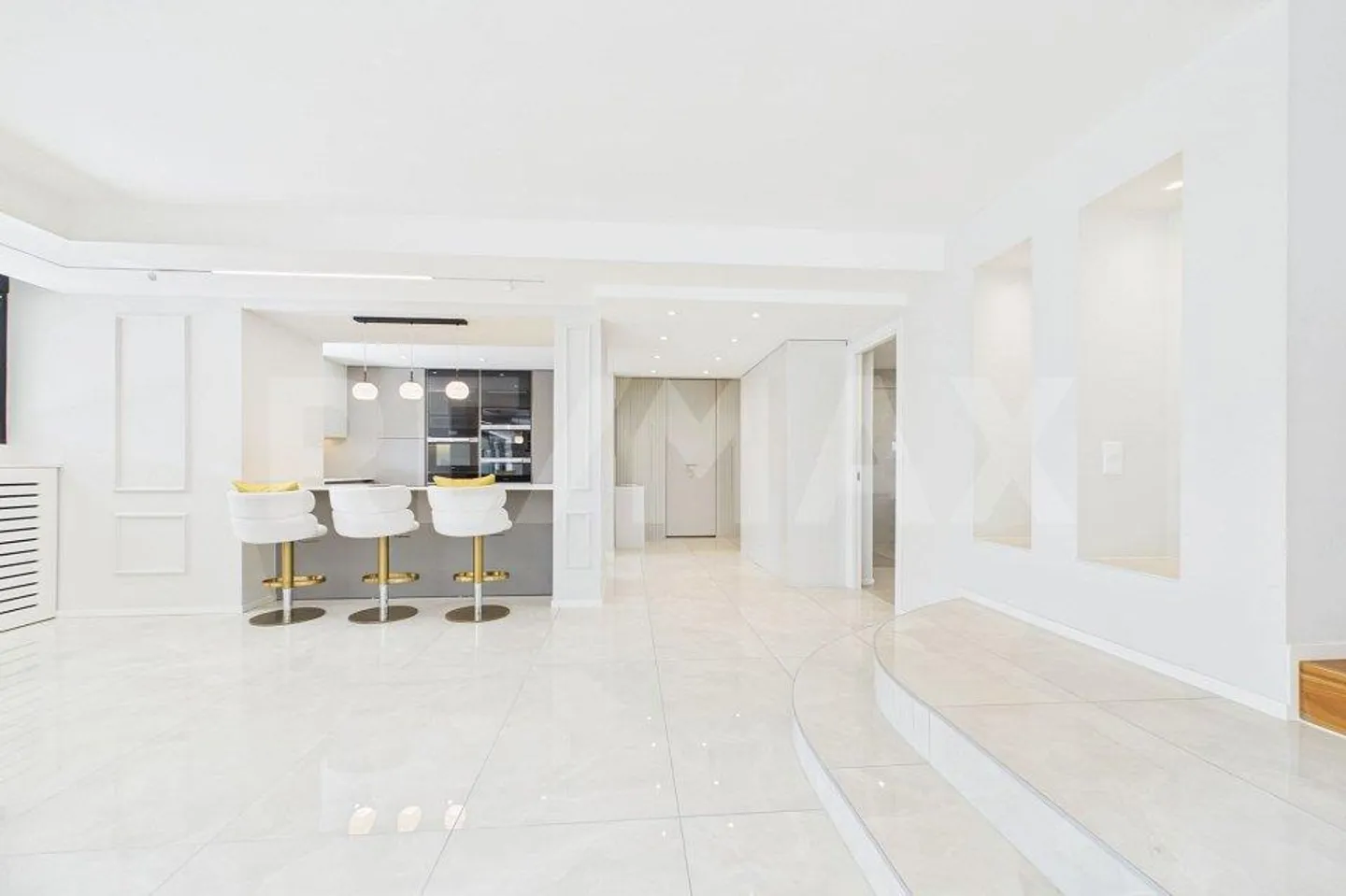 Prestigeträchtige Designvilla mit Pool und privatem Garten - Foto 9 von 13