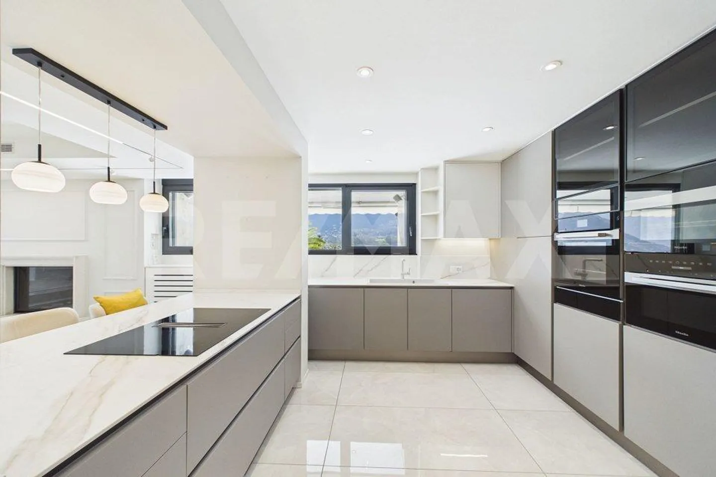 Prestigeträchtige Designvilla mit Pool und privatem Garten - Foto 10 von 13