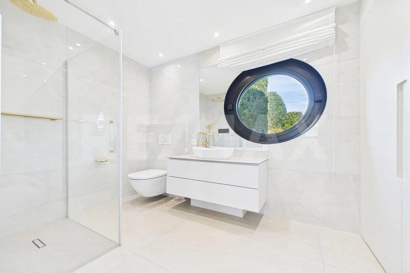 Prestigeträchtige Designvilla mit Pool und privatem Garten - Foto 12 von 13