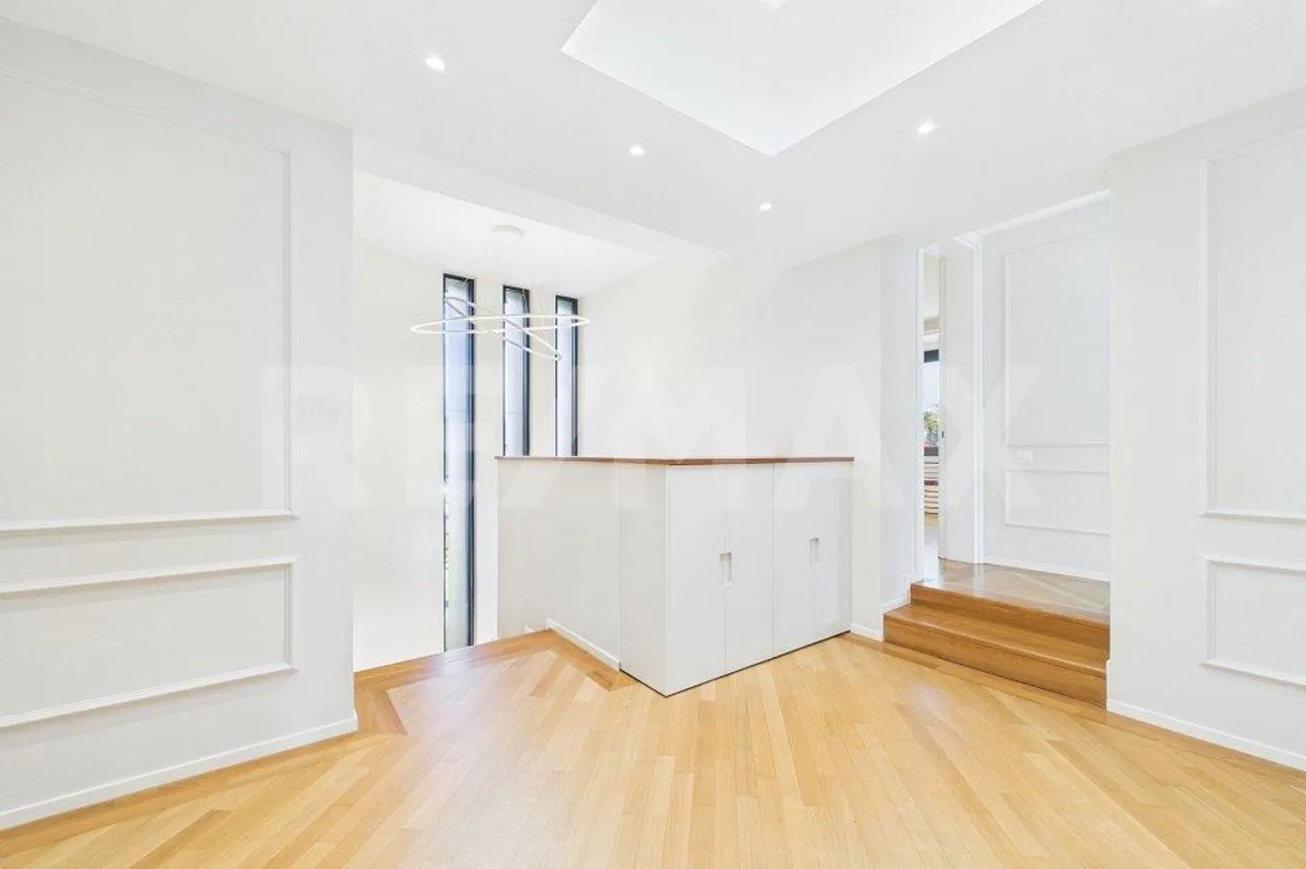 Prestigeträchtige Designvilla mit Pool und privatem Garten - Foto 13 von 13