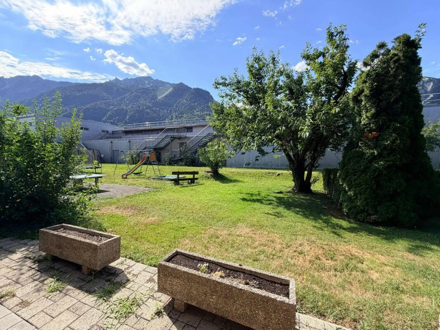 Solid 3.5-room apartment with beautiful balcony and underground parking space in Matten near Interlaken - Photo 1 of 19