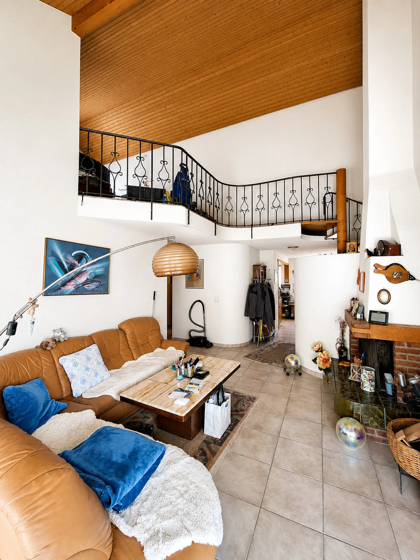 Charming Maisonette Apartment with Fireplace and Development Potential - Photo 1 of 5