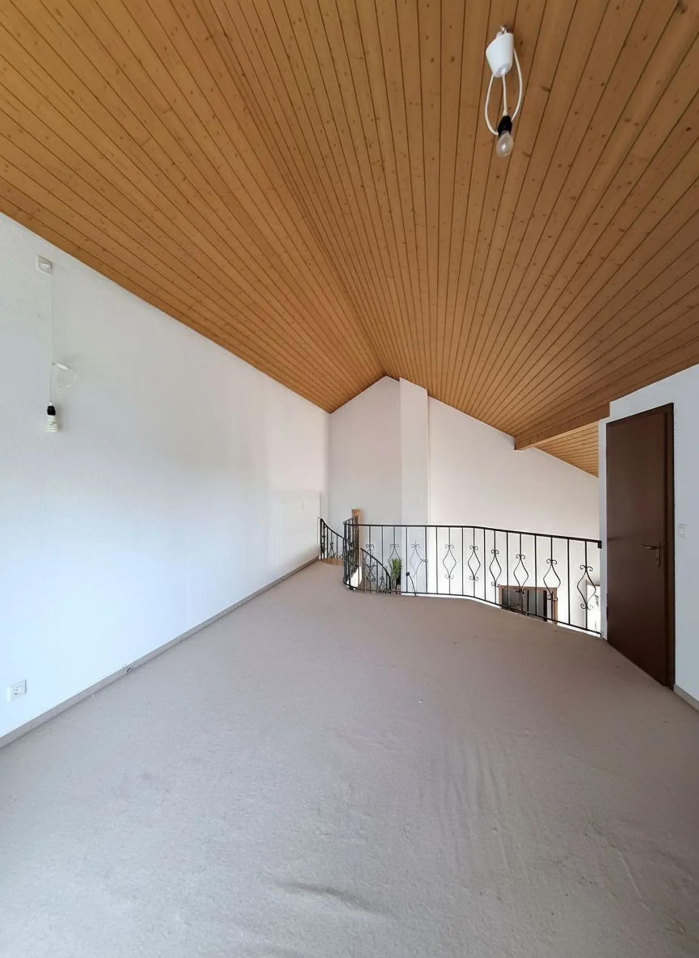 Charming Maisonette Apartment with Fireplace and Development Potential - Photo 4 of 5