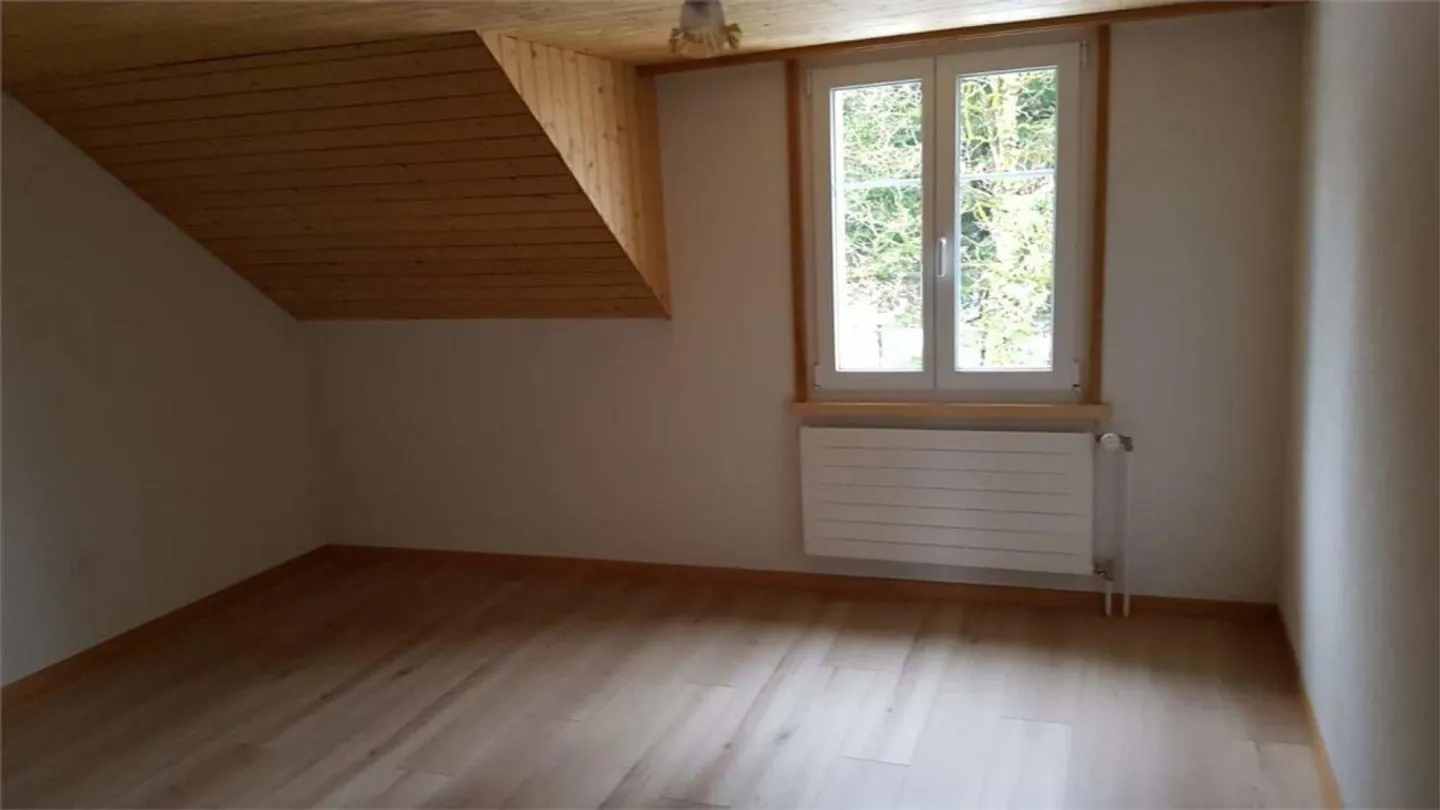 renovierter 4.5 Zimmer Hausteil mit Umschwung - Foto 3 von 10