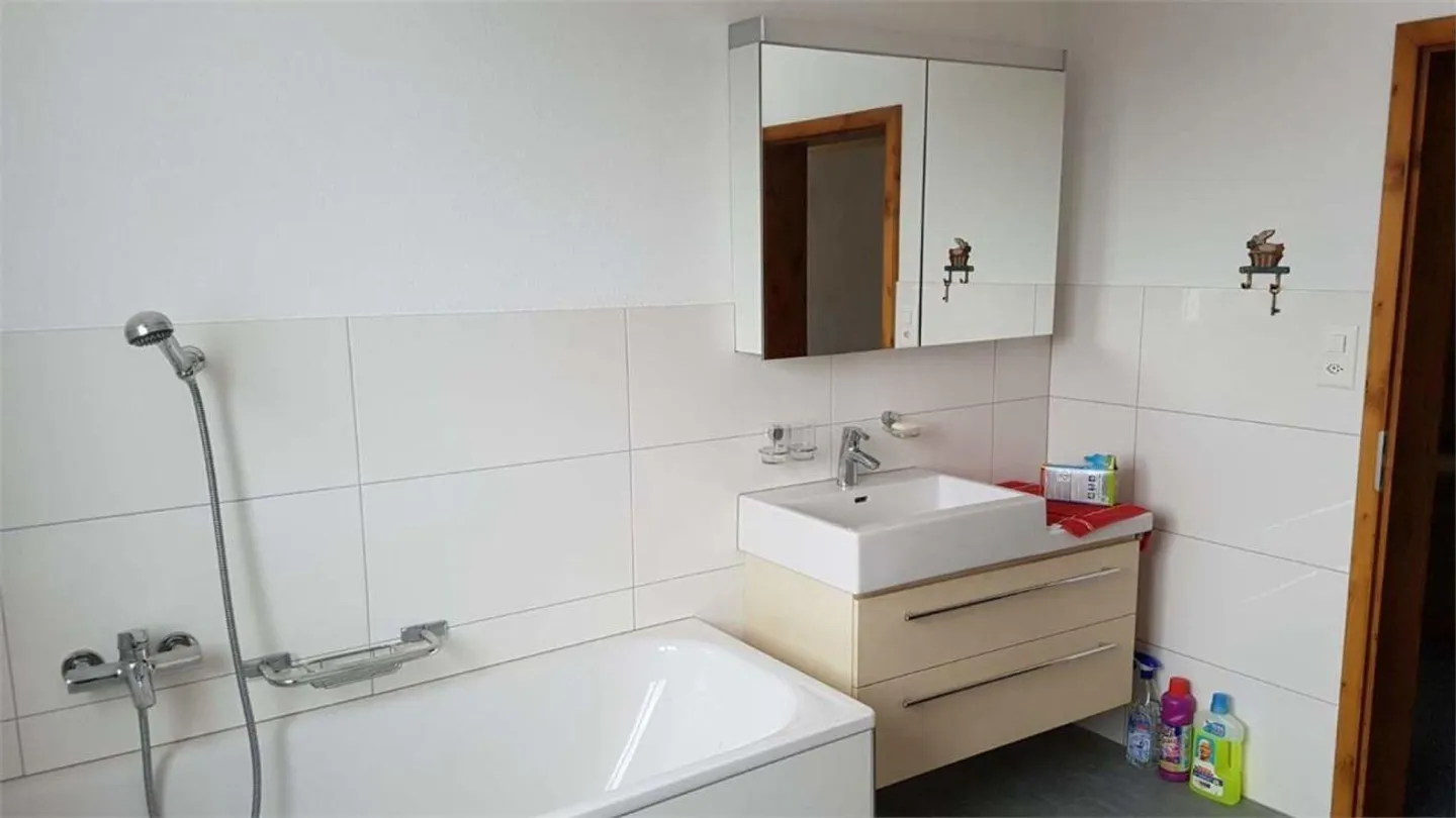 renovierter 4.5 Zimmer Hausteil mit Umschwung - Foto 9 von 10