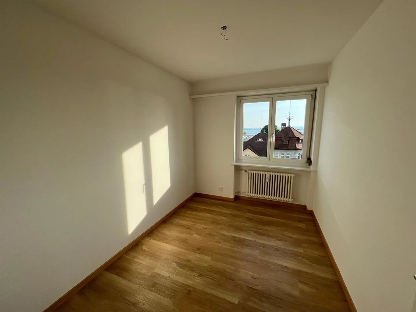 Modern Apartment with Lake View - Photo 5 of 8