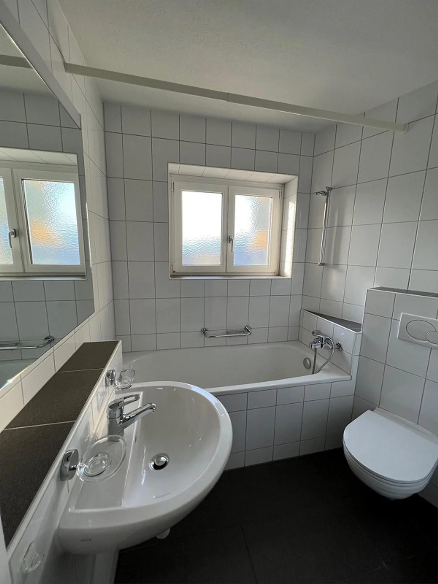 Modern Apartment with Lake View - Photo 6 of 8