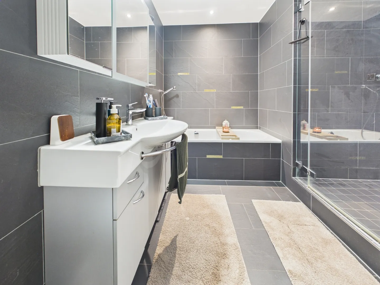 Moderne 3.5-Zimmer Gartenwohnung an top Lage - Photo 7 sur 15