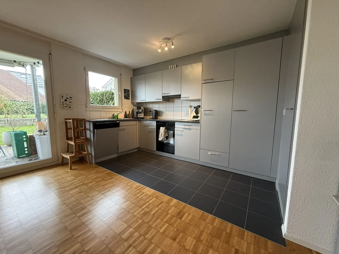 Appartement familial de 4 1/2 pièces au rez-de-chaussée - Photo 1 sur 9