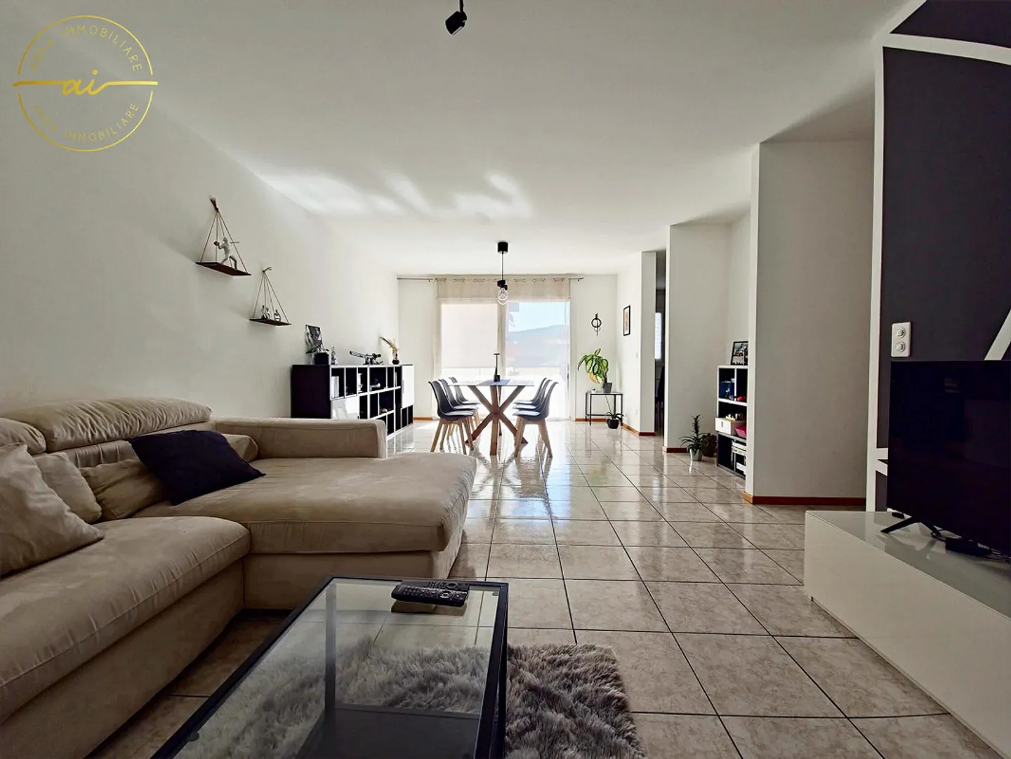 GERÄUMIGE UND HELLER 4.5-ZIMMER-WOHNUNG MIT BALKON - Foto 2 von 10