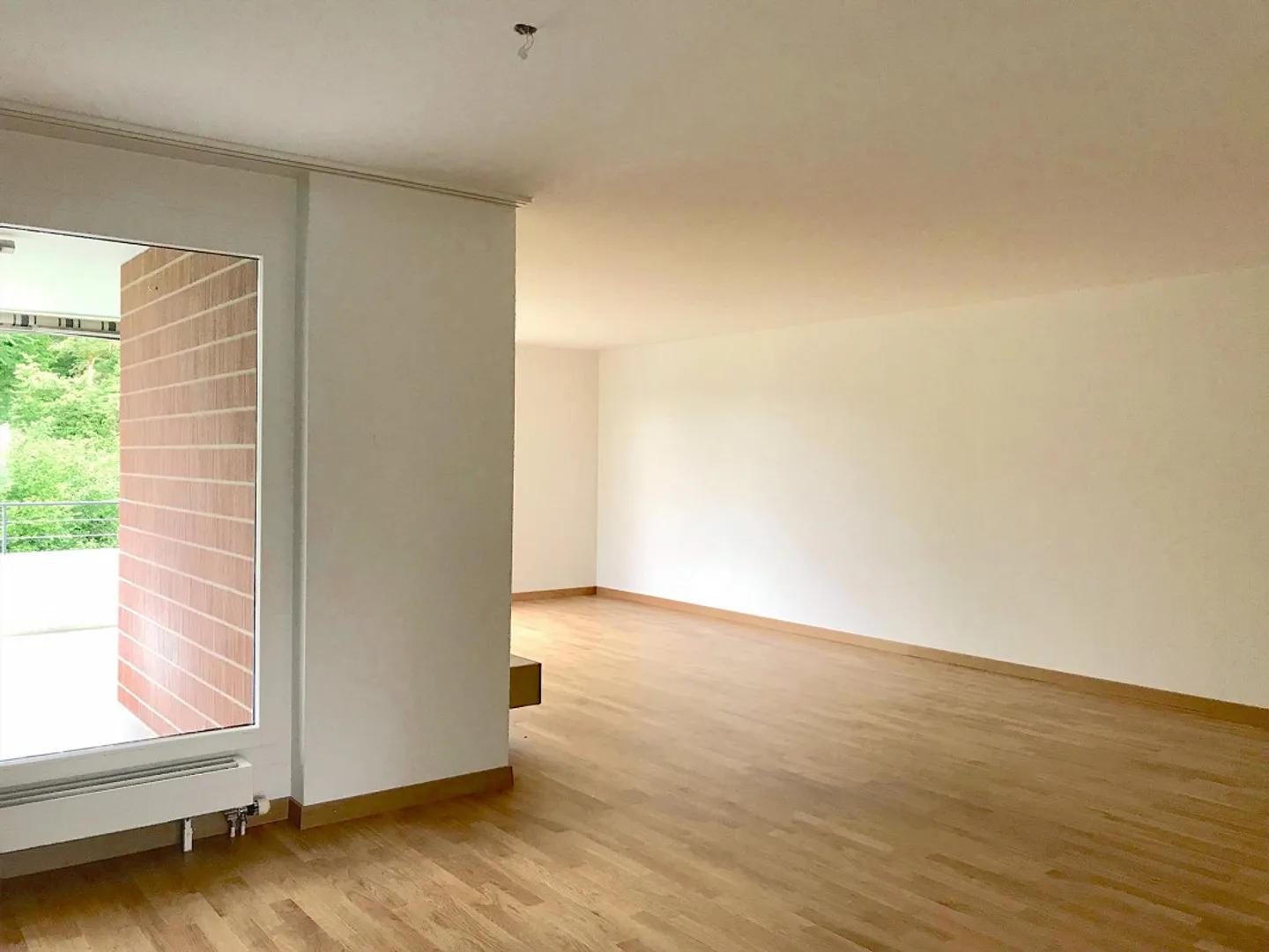 Helle 4.5 Zimmer Wohnung mit Cheminée und Balkon - Foto 2 von 16