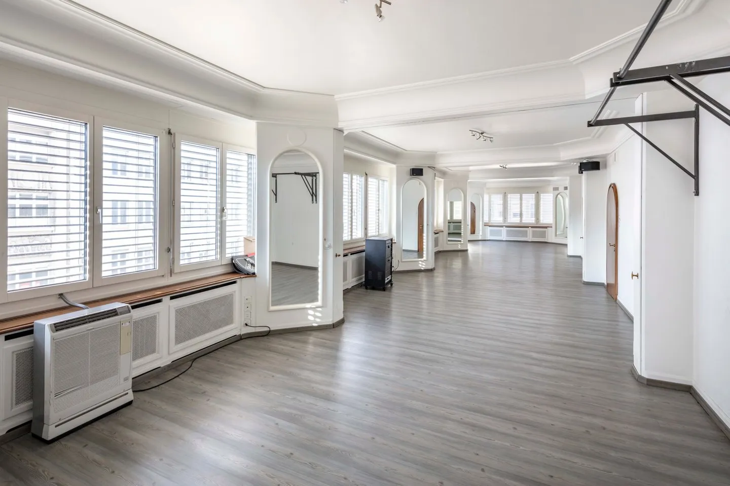 Shared Office in a Central Location in Zurich District 4 – 50–75 m², limited until 30.09.2027 - Photo 3 of 7