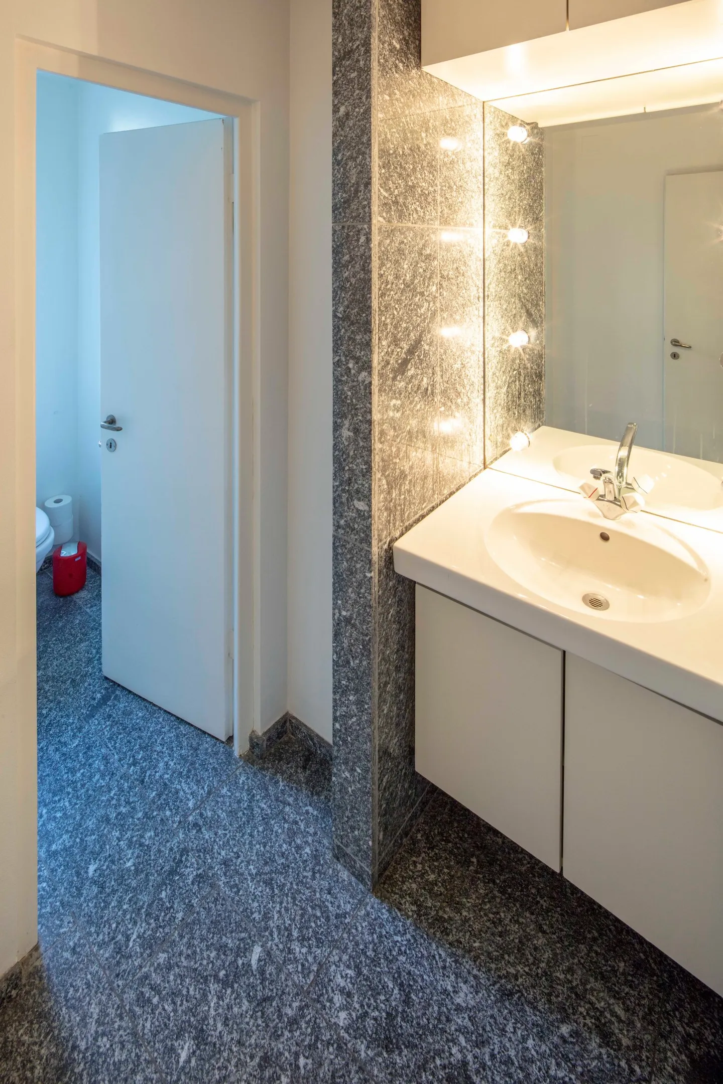 Shared Office in a Central Location in Zurich District 4 – 50–75 m², limited until 30.09.2027 - Photo 6 of 7