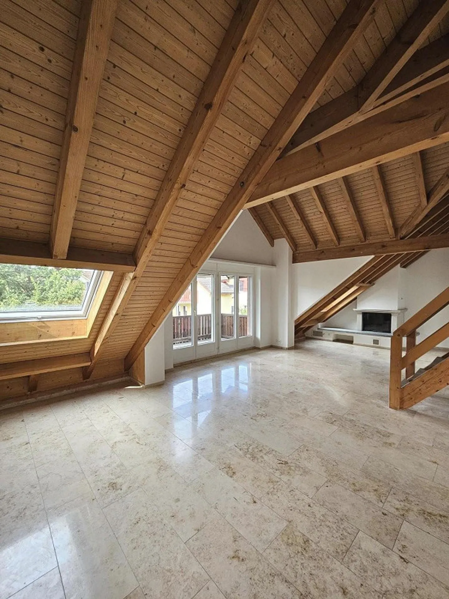 New partially renovated maisonette apartment - plenty of space for family or home office - Photo 2 of 13