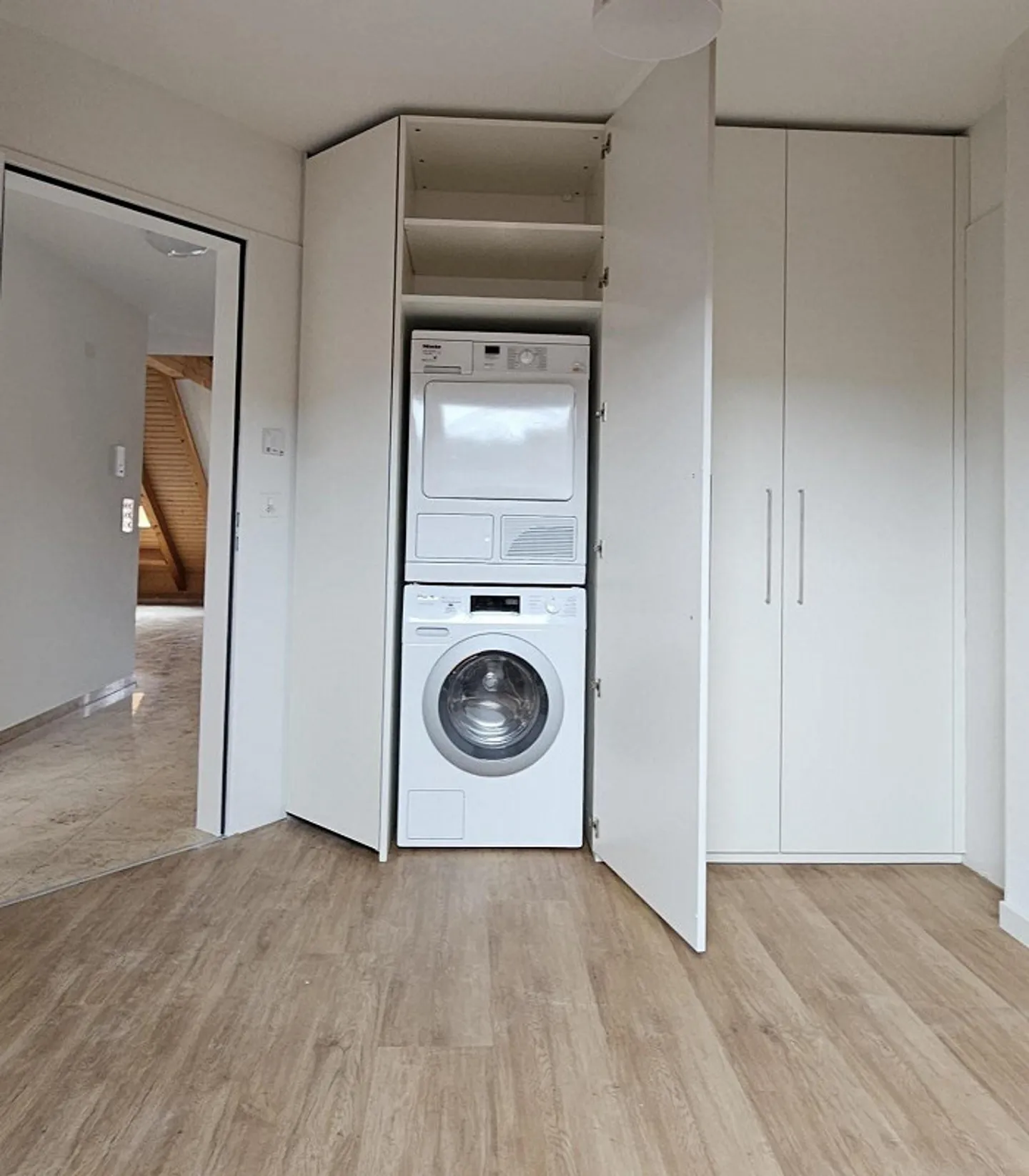 New partially renovated maisonette apartment - plenty of space for family or home office - Photo 6 of 13
