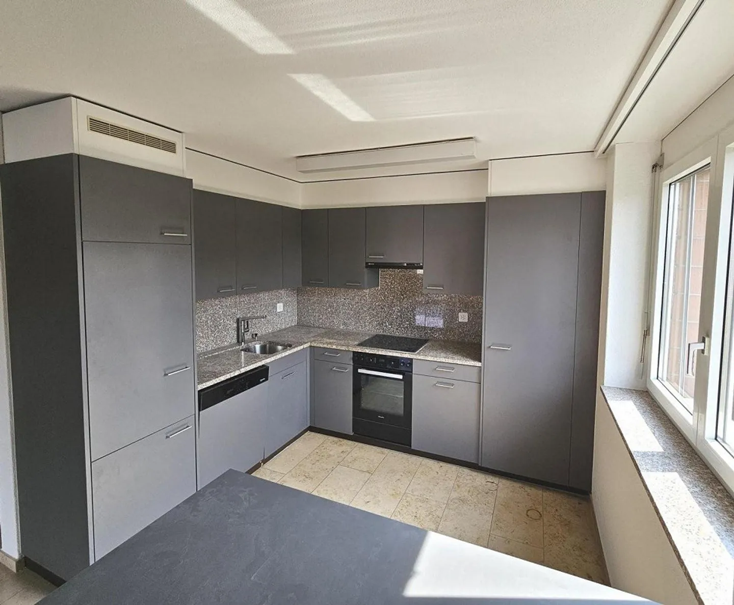 New partially renovated maisonette apartment - plenty of space for family or home office - Photo 4 of 13