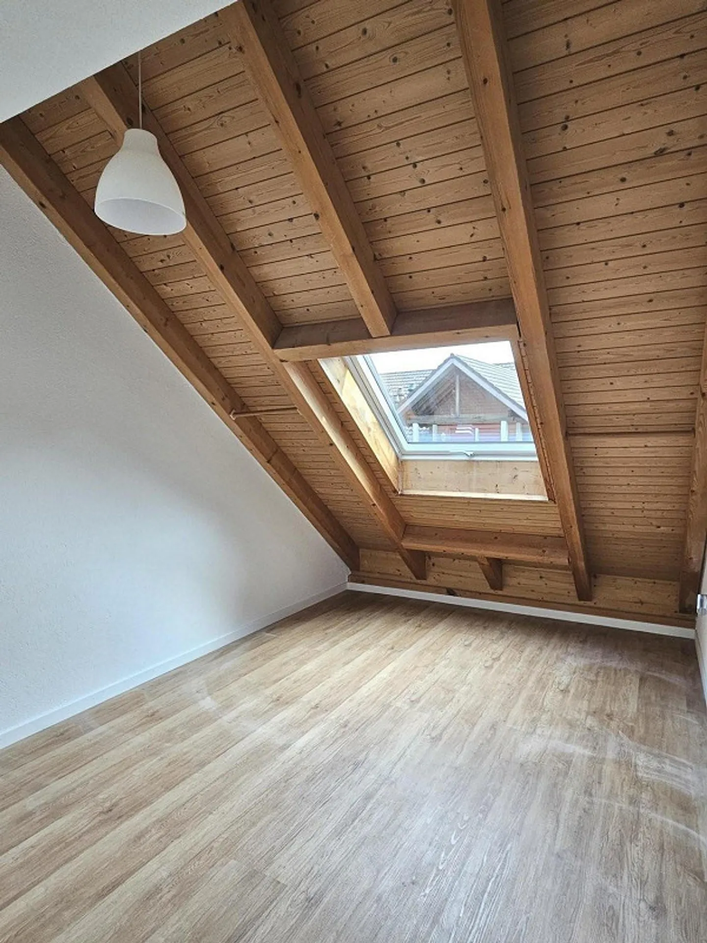 New partially renovated maisonette apartment - plenty of space for family or home office - Photo 5 of 13