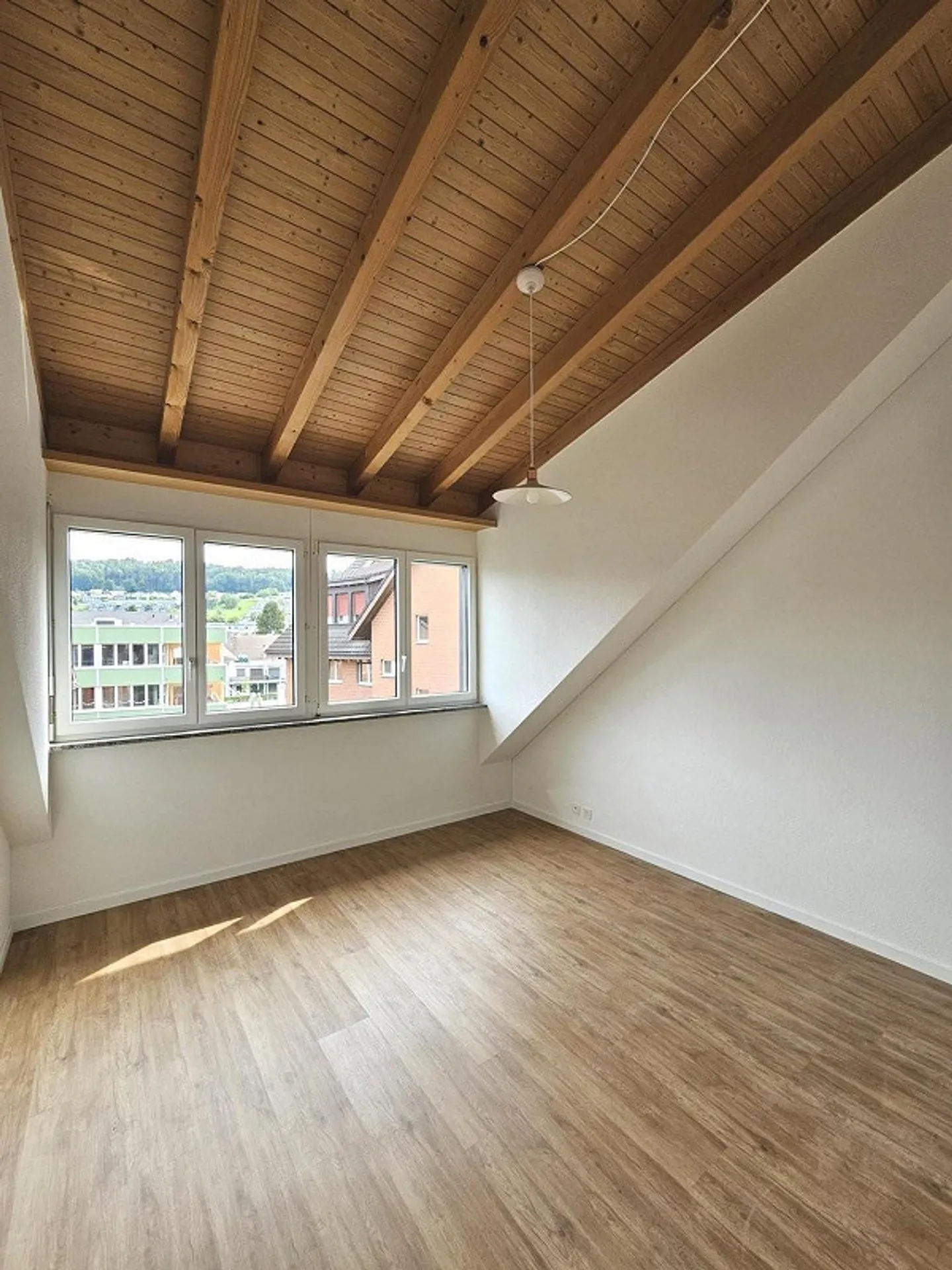 New partially renovated maisonette apartment - plenty of space for family or home office - Photo 7 of 13