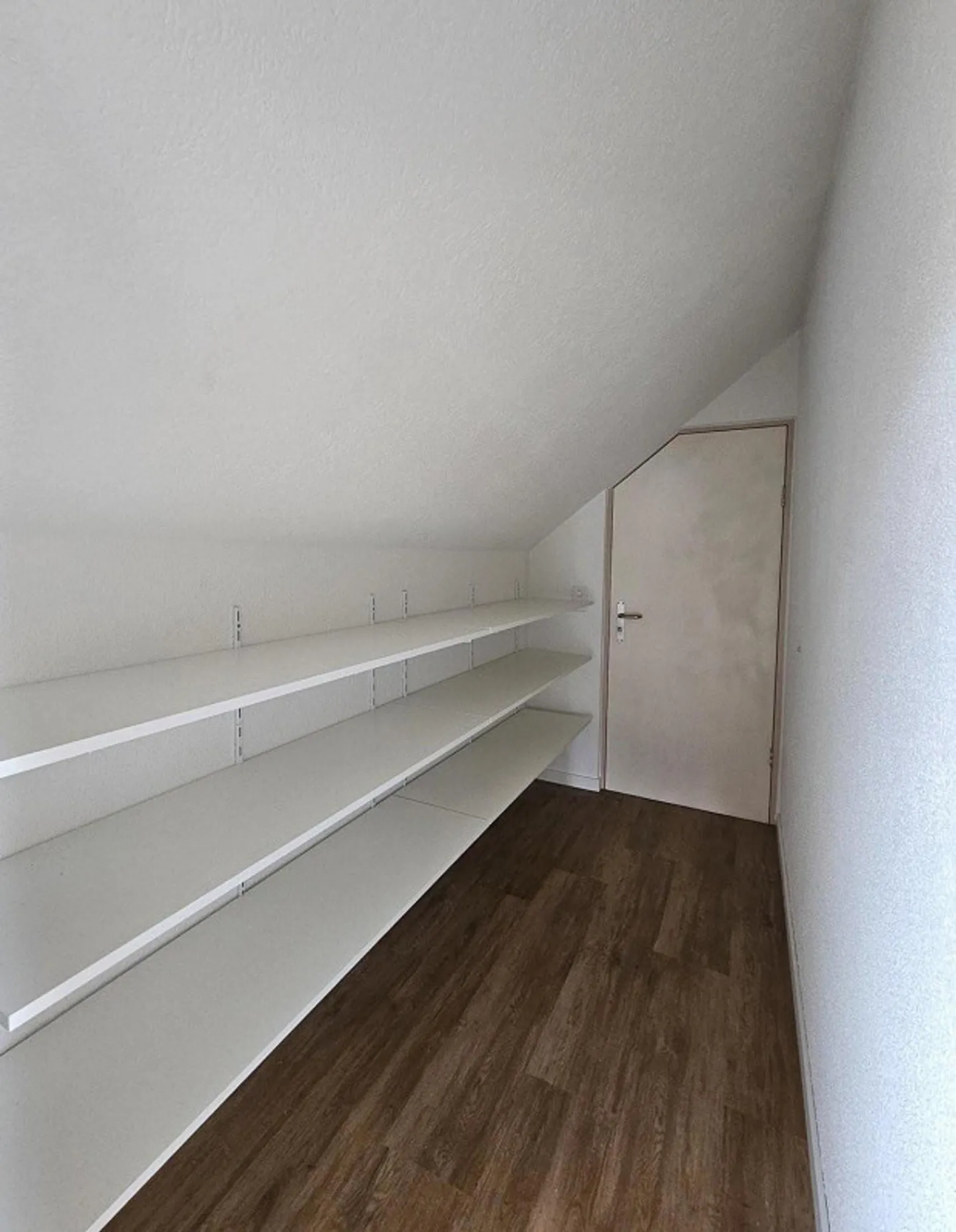 New partially renovated maisonette apartment - plenty of space for family or home office - Photo 10 of 13