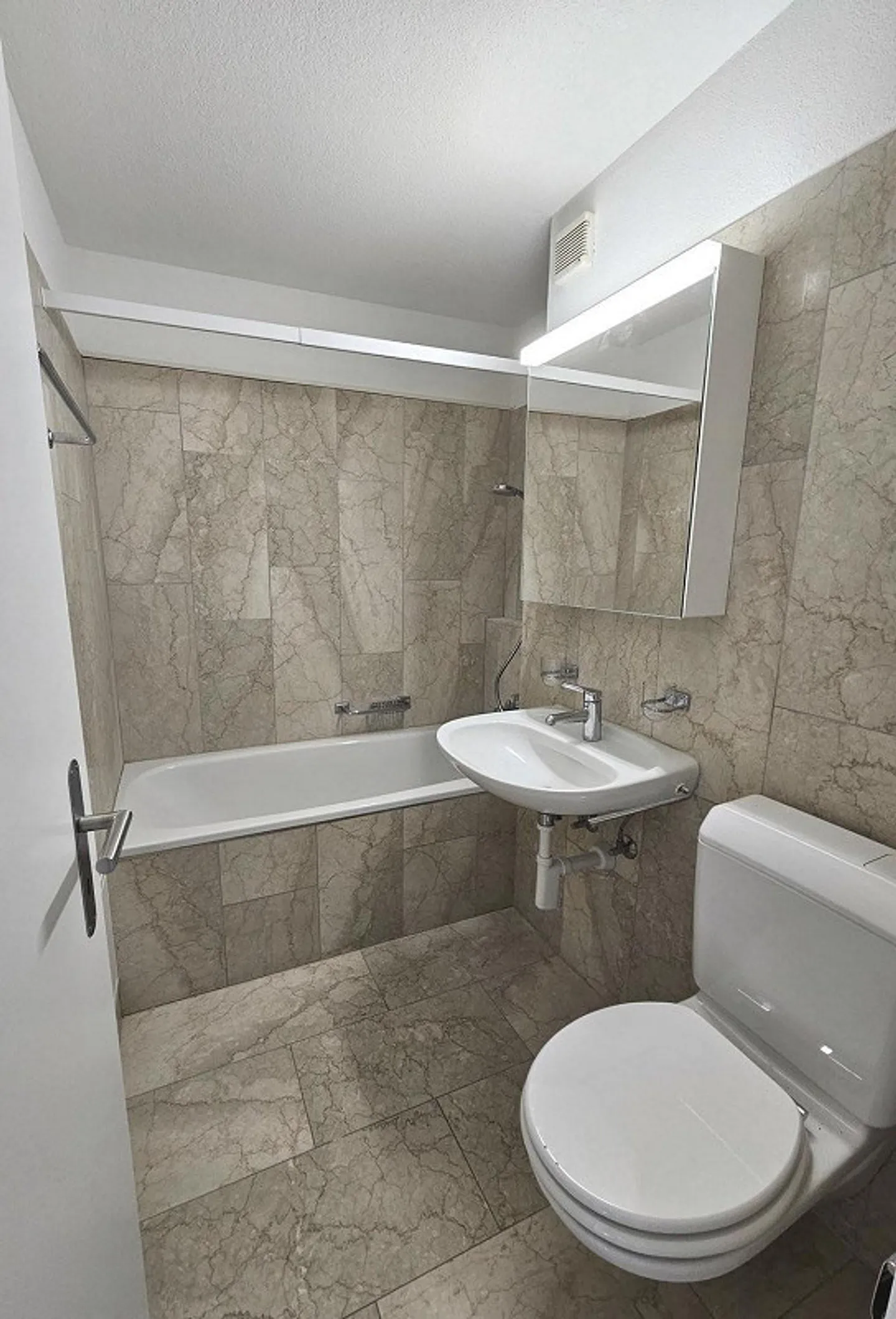 New partially renovated maisonette apartment - plenty of space for family or home office - Photo 11 of 13