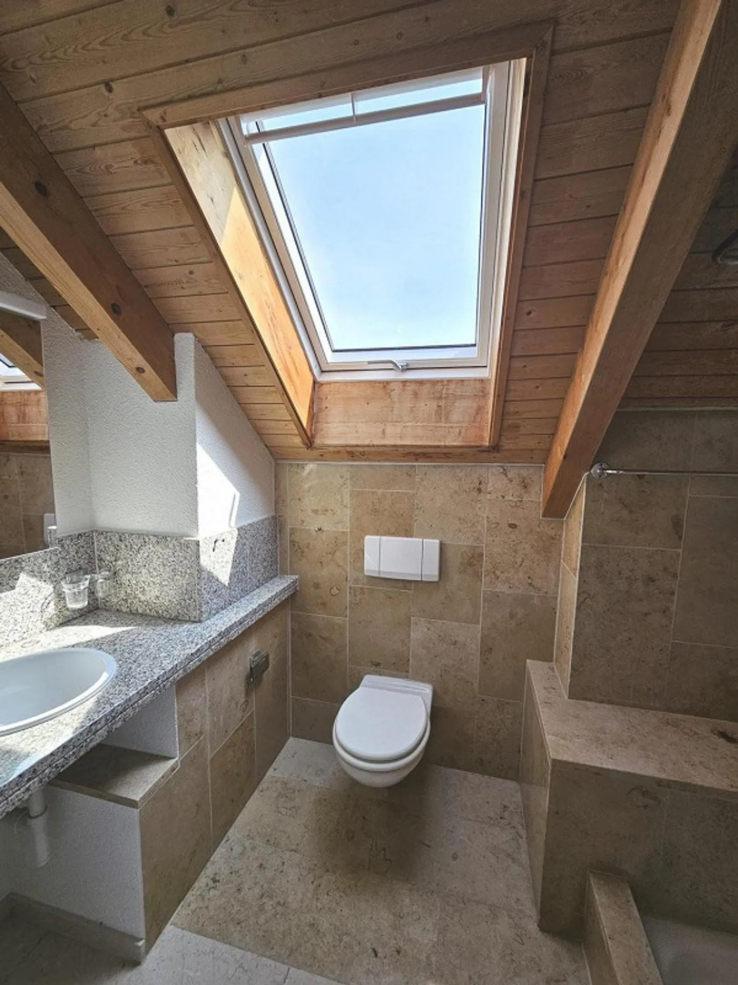 New partially renovated maisonette apartment - plenty of space for family or home office - Photo 12 of 13