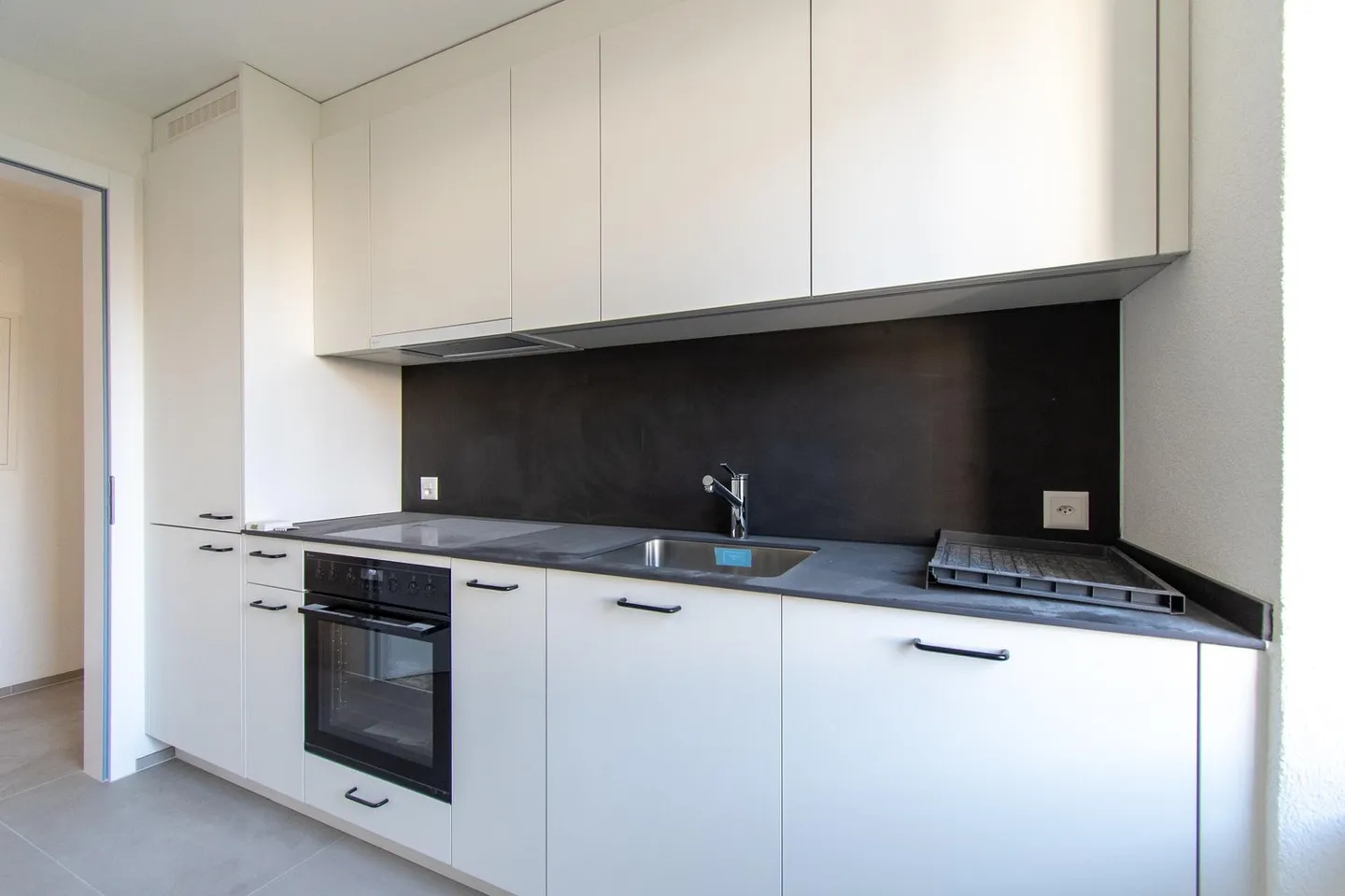 Ampio appartamento ristrutturato di 2,5 stanze con balcone - Foto 4 di 12