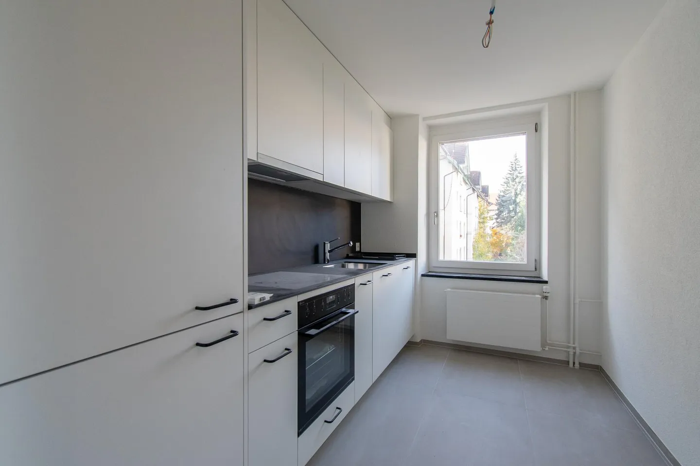 Ampio appartamento ristrutturato di 2,5 stanze con balcone - Foto 5 di 12