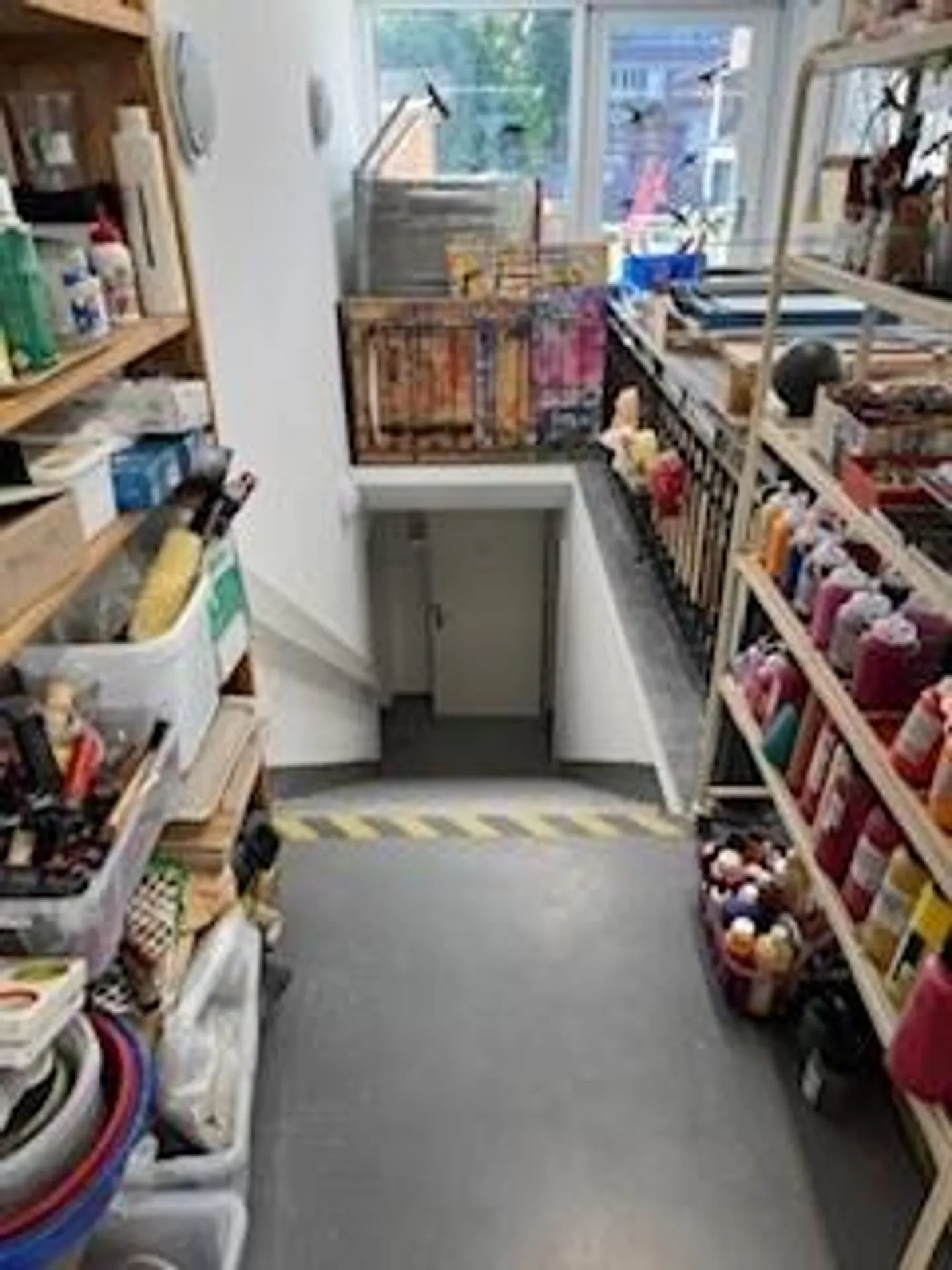 Spazio commerciale in una posizione frequentata - Foto 8 di 13