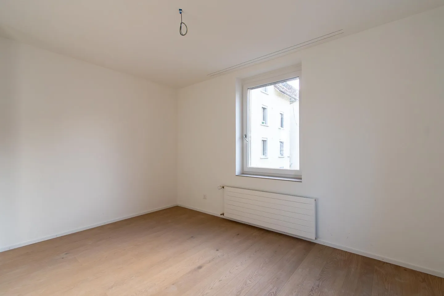 Ampio appartamento ristrutturato di 2,5 stanze con balcone - Foto 10 di 12