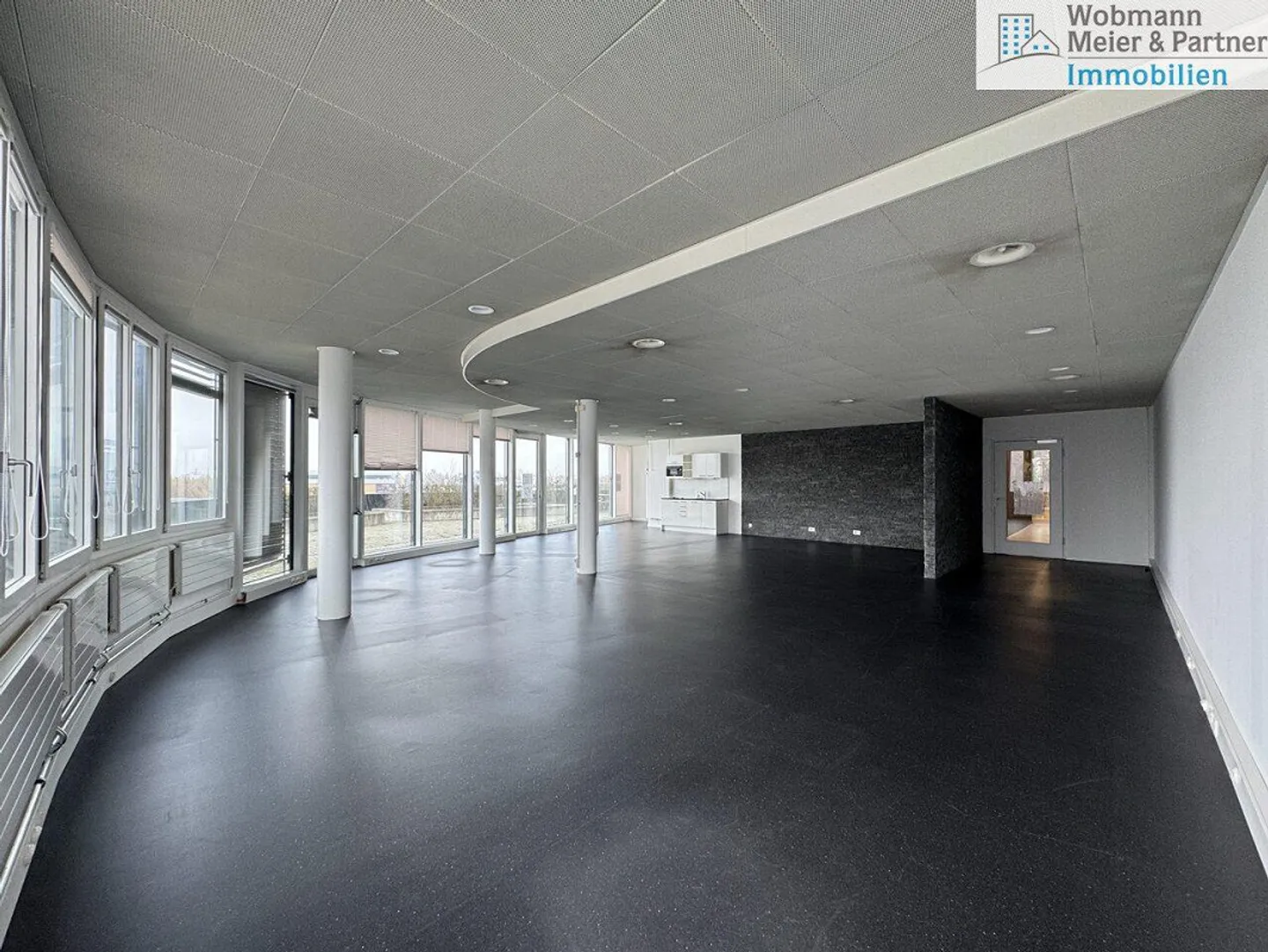 Attractive space in the Medical Tower including terrace - Photo 3 of 7