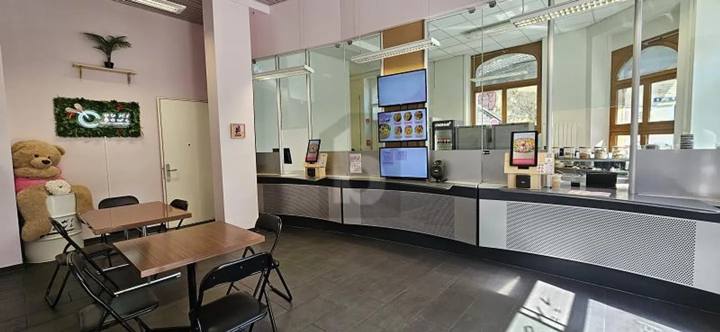 IDEALLY LOCATED IN THE CITY CENTER - Photo 2 of 6