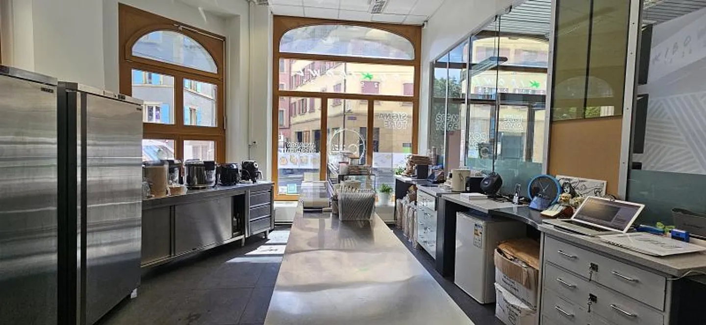 IDEALLY LOCATED IN THE CITY CENTER - Photo 5 of 6