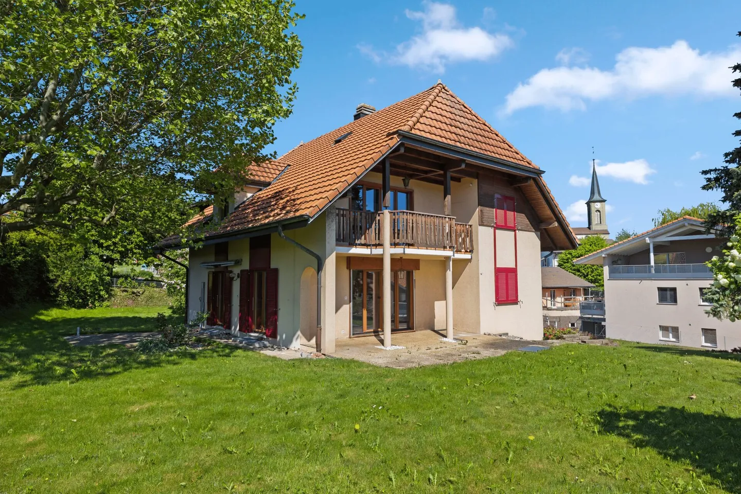 Villa mit 2 Wohnungen auf einem 1.144 m² großen Grundstück in Massonnens - Foto 1 von 6