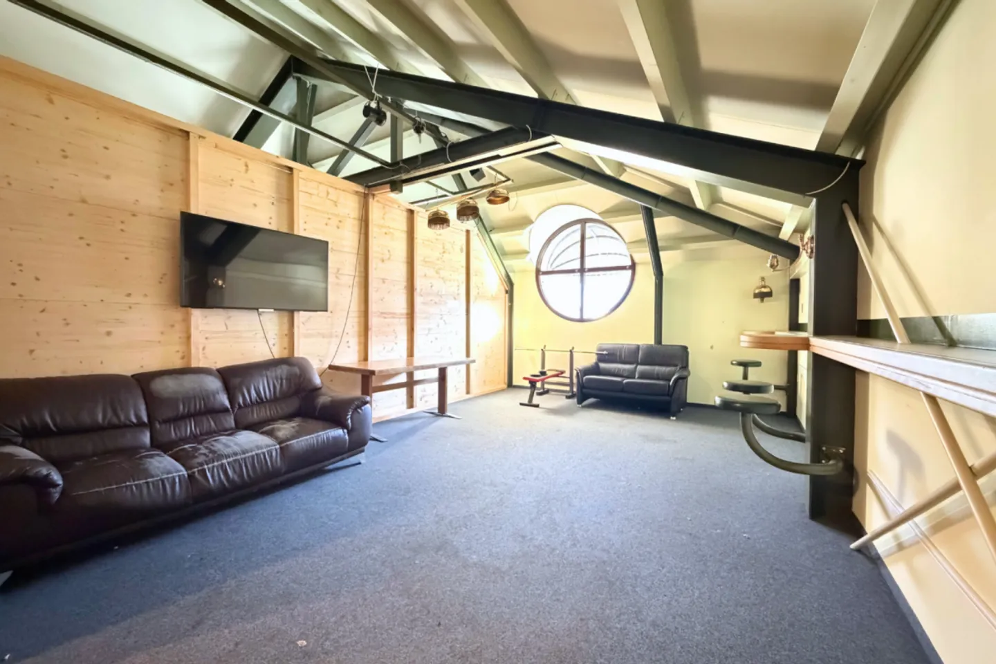 Espace multifonctionnel dans un emplacement privilégié - Photo 3 sur 9