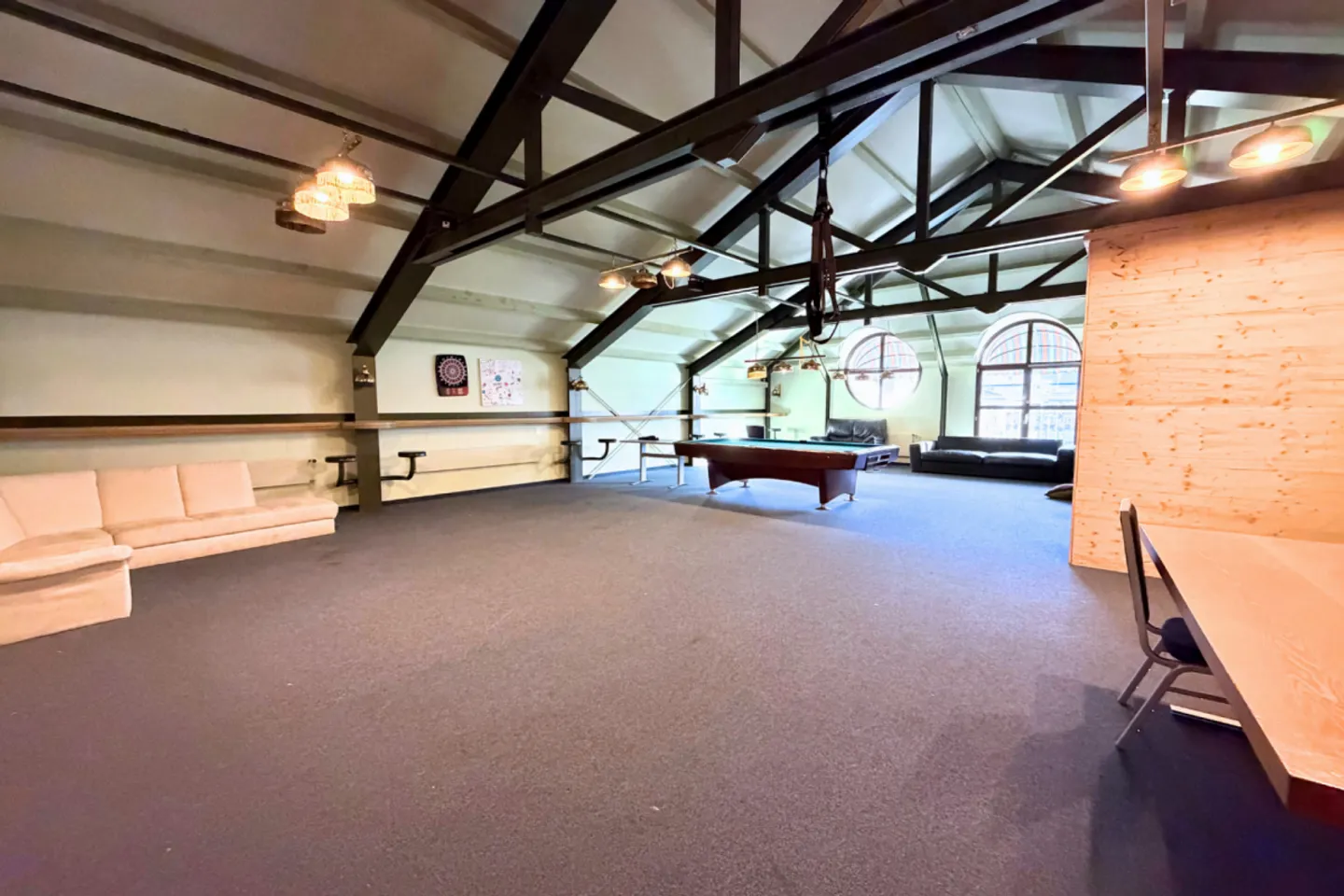 Espace multifonctionnel dans un emplacement privilégié - Photo 4 sur 9