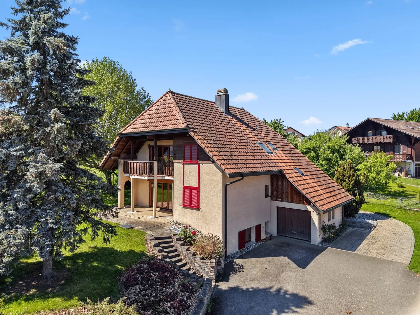 Villa mit 2 Wohnungen auf einem 1.144 m² großen Grundstück in Massonnens - Foto 2 von 6