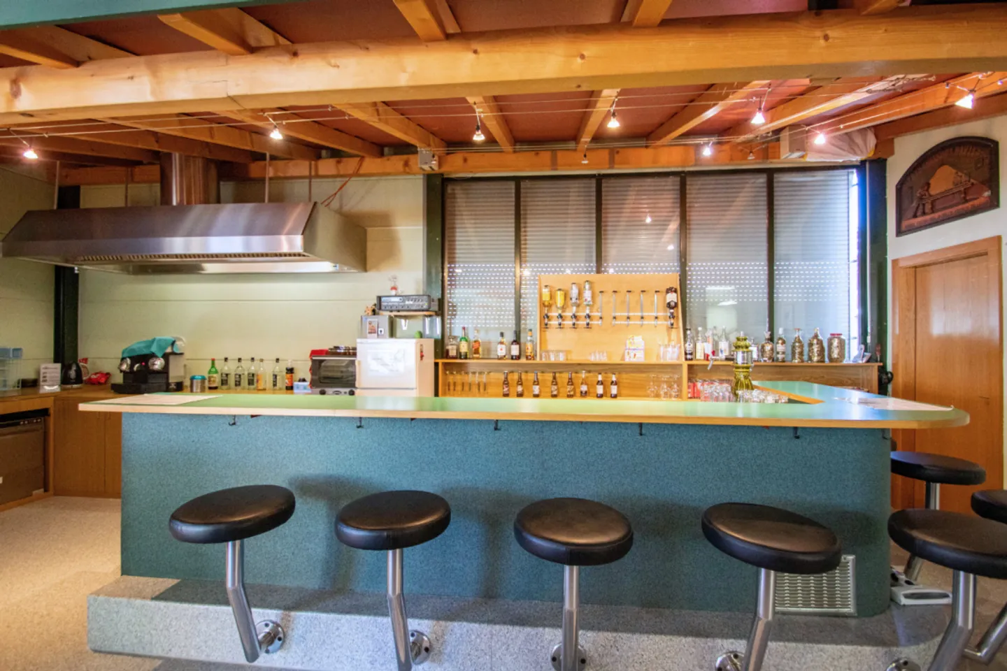 Espace multifonctionnel dans un emplacement privilégié - Photo 8 sur 9