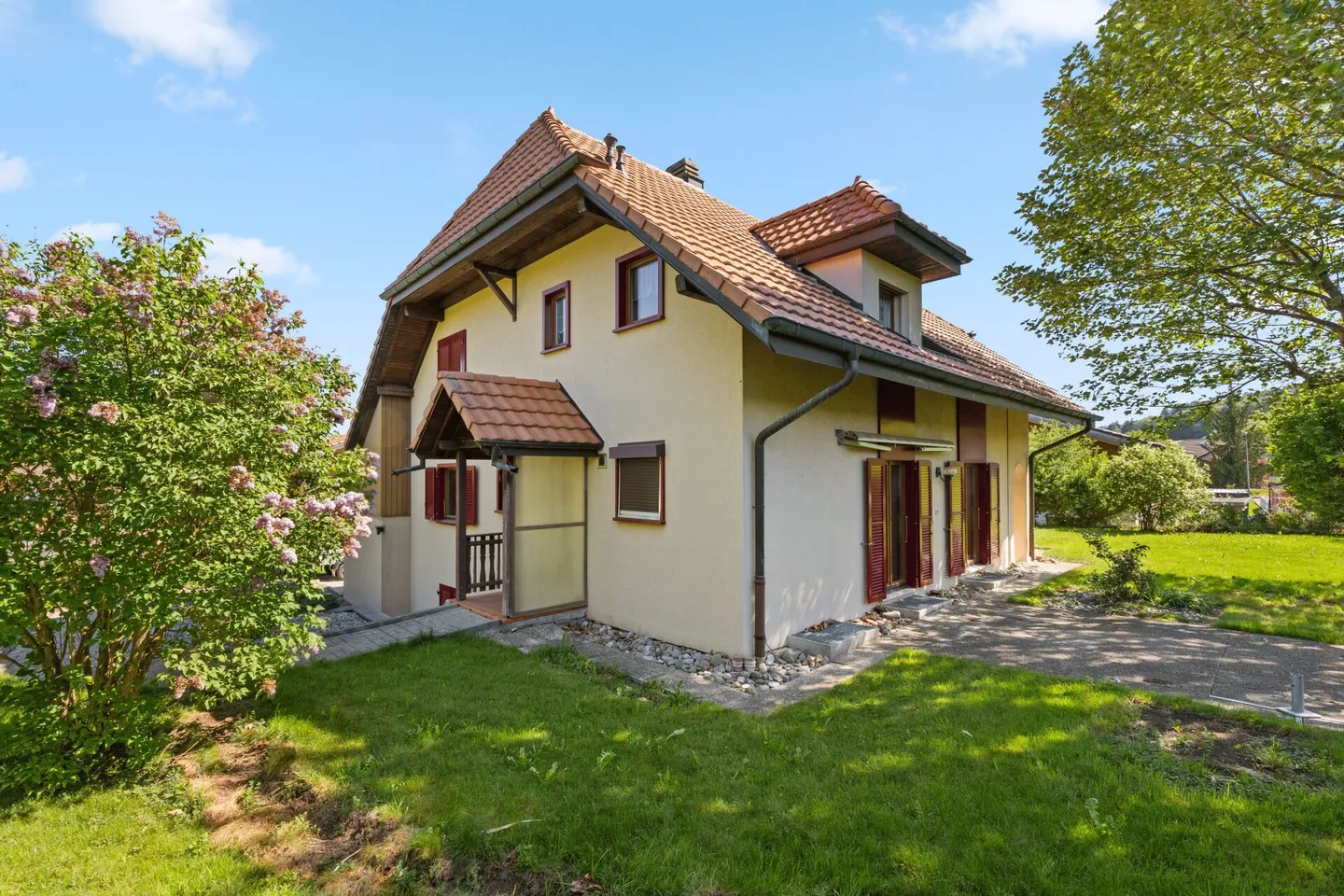 Villa mit 2 Wohnungen auf einem 1.144 m² großen Grundstück in Massonnens - Foto 3 von 6