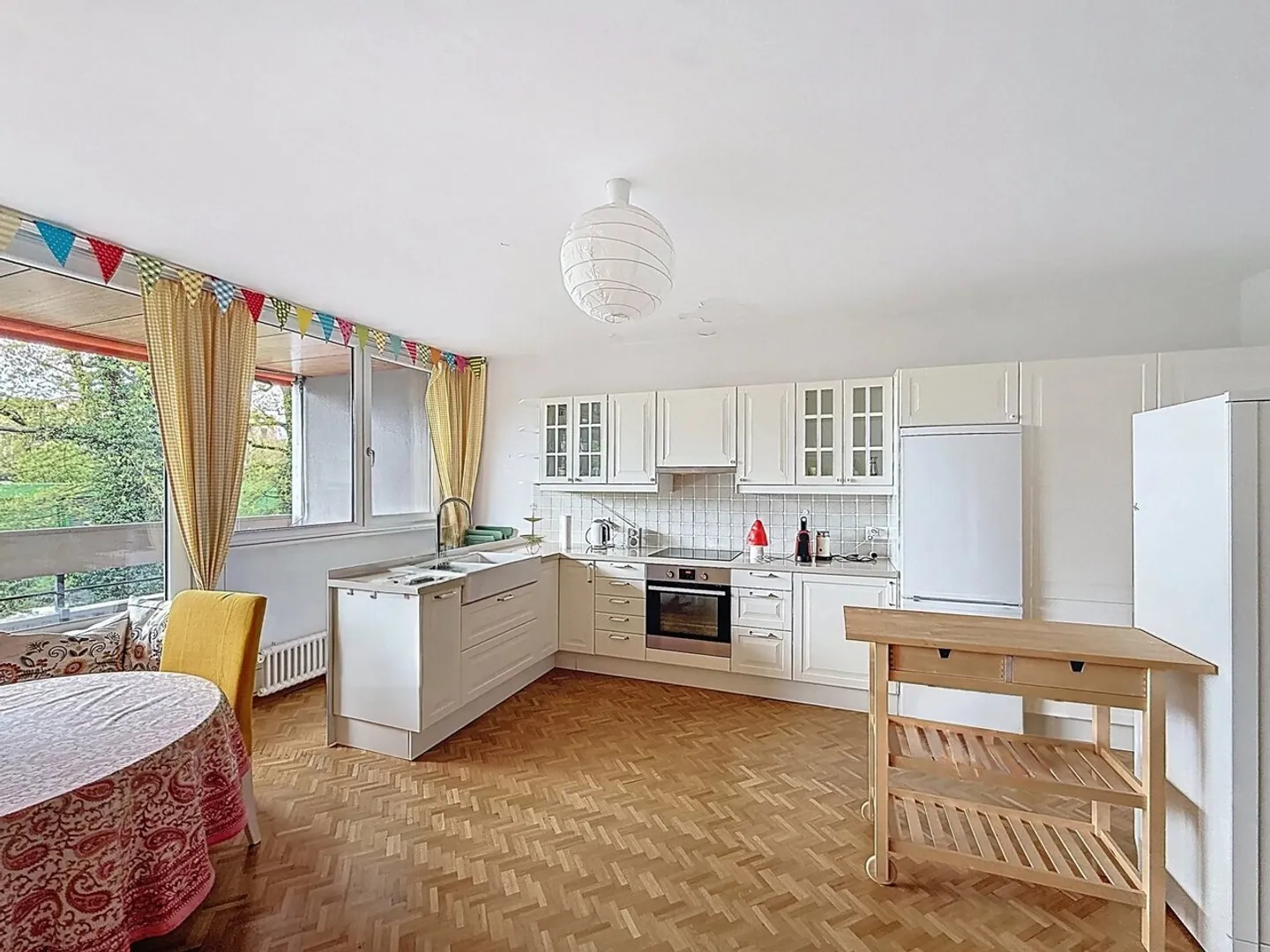 OAK-BOUGERIES | LARGE 4-ROOM APARTMENT WITH PASSAGE - PRIVILEGED ENVIRONMENT - Photo 2 of 9