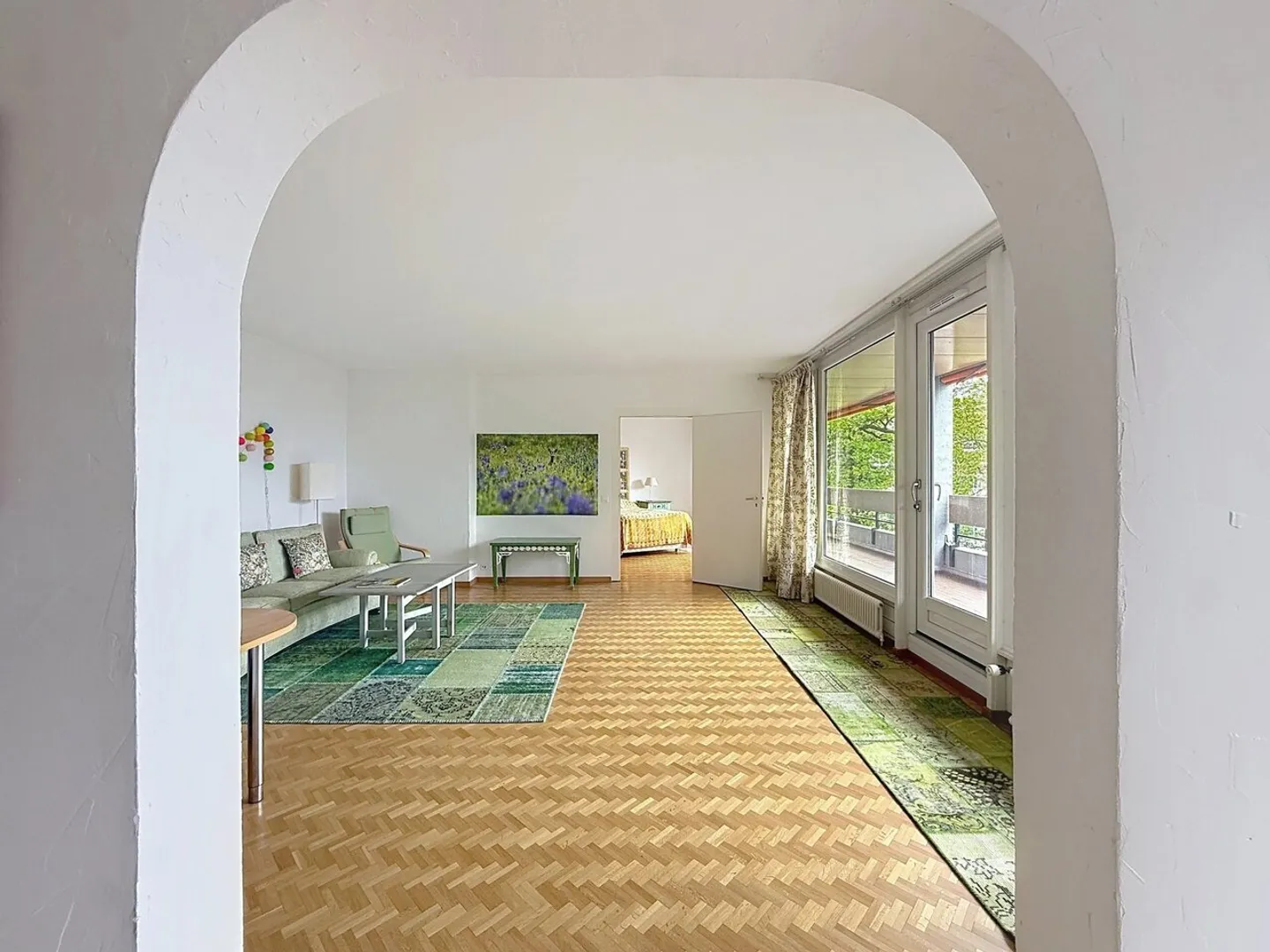 OAK-BOUGERIES | LARGE 4-ROOM APARTMENT WITH PASSAGE - PRIVILEGED ENVIRONMENT - Photo 3 of 9