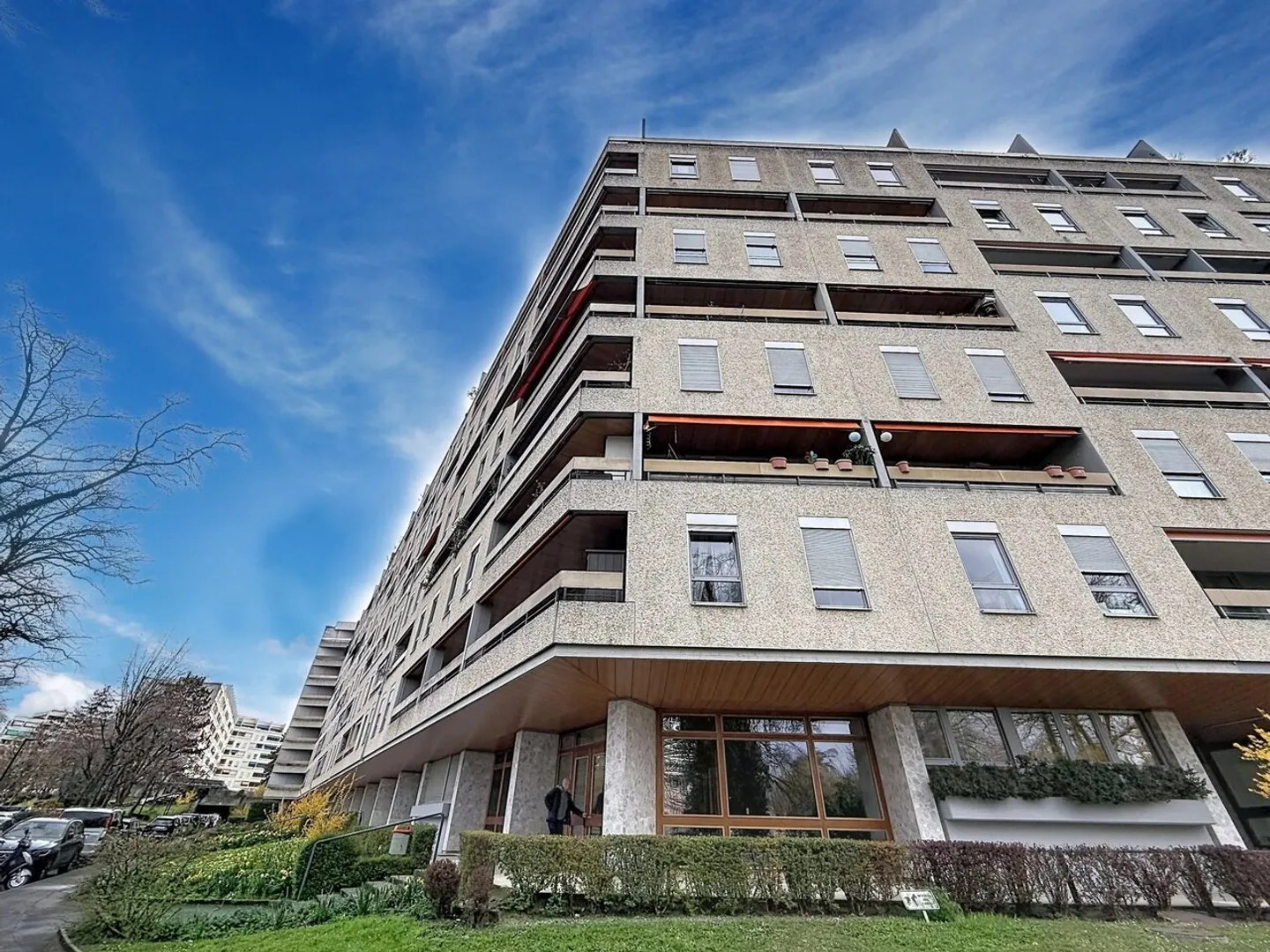 OAK-BOUGERIES | LARGE 4-ROOM APARTMENT WITH PASSAGE - PRIVILEGED ENVIRONMENT - Photo 1 of 9
