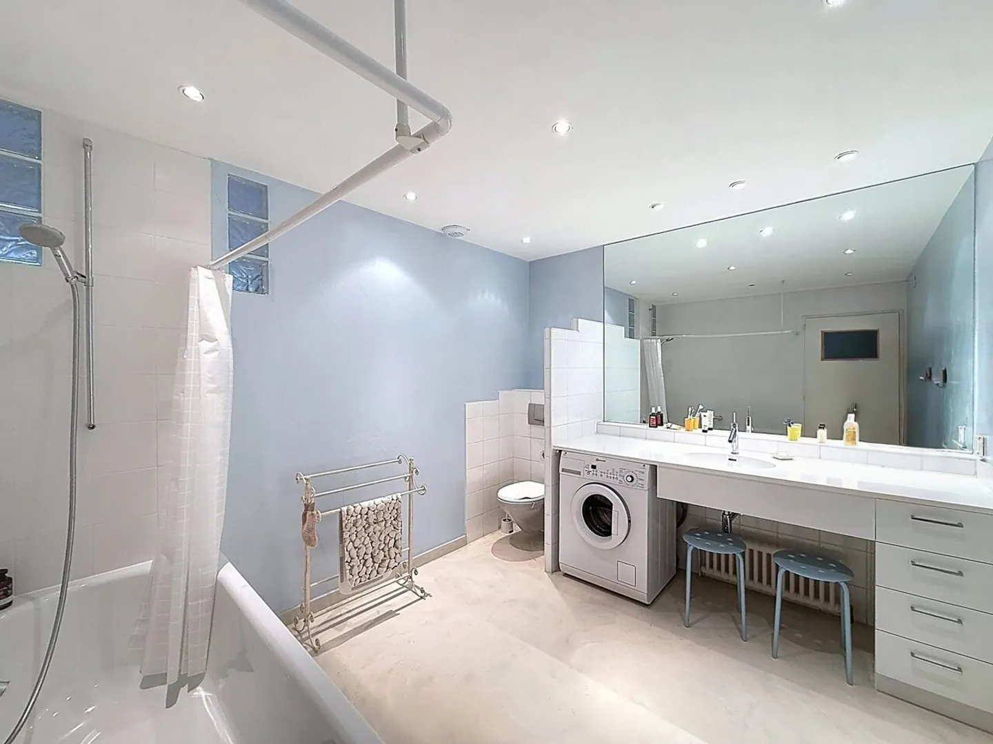 OAK-BOUGERIES | LARGE 4-ROOM APARTMENT WITH PASSAGE - PRIVILEGED ENVIRONMENT - Photo 7 of 9