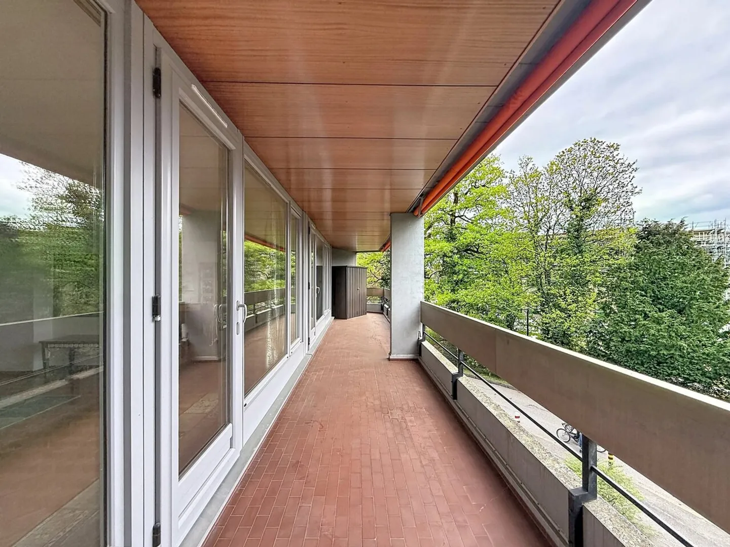 OAK-BOUGERIES | LARGE 4-ROOM APARTMENT WITH PASSAGE - PRIVILEGED ENVIRONMENT - Photo 8 of 9