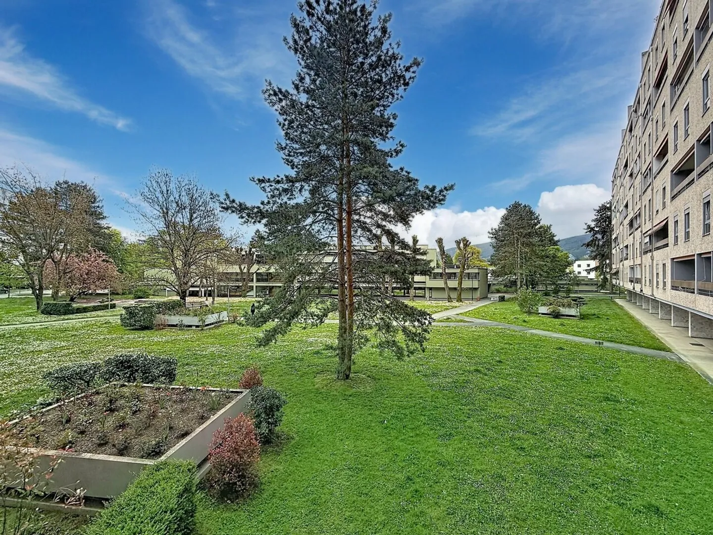 OAK-BOUGERIES | LARGE 4-ROOM APARTMENT WITH PASSAGE - PRIVILEGED ENVIRONMENT - Photo 9 of 9