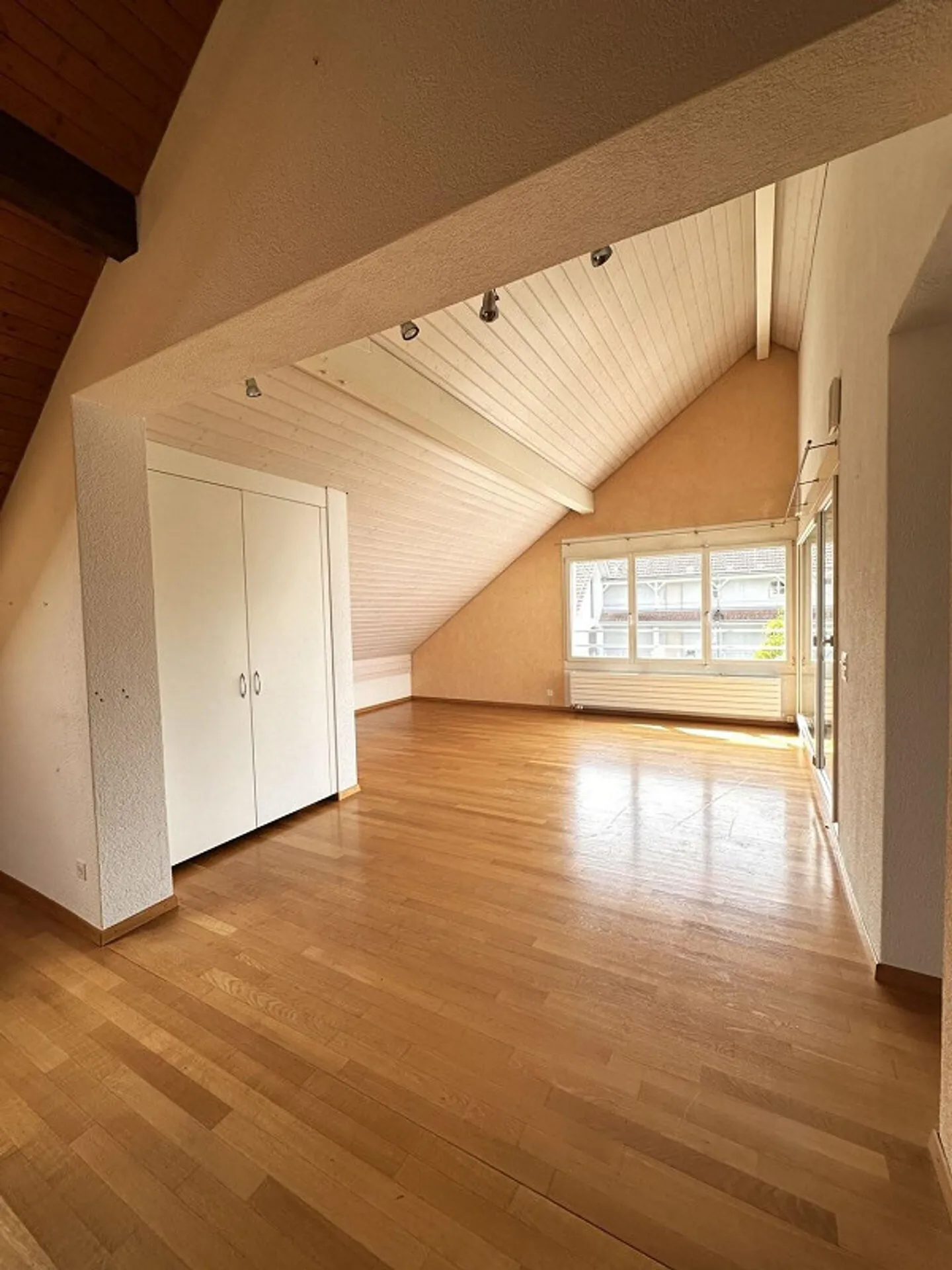 Ampio attico di 5.5 stanze nel cuore di Muri - Foto 11 di 13