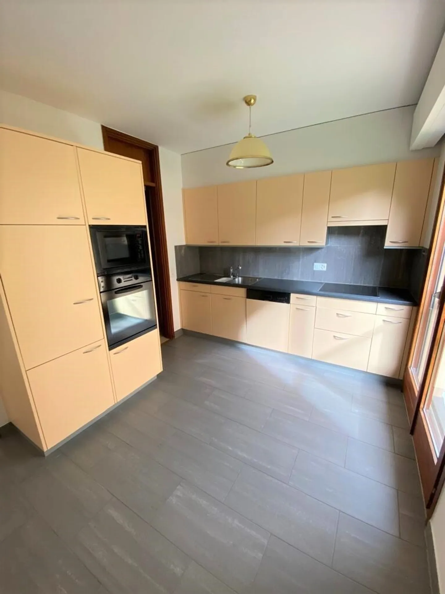 CASTAGNOLA
Appartamento ammobiliato 3.5 locali fronte lago - Foto 2 di 9
