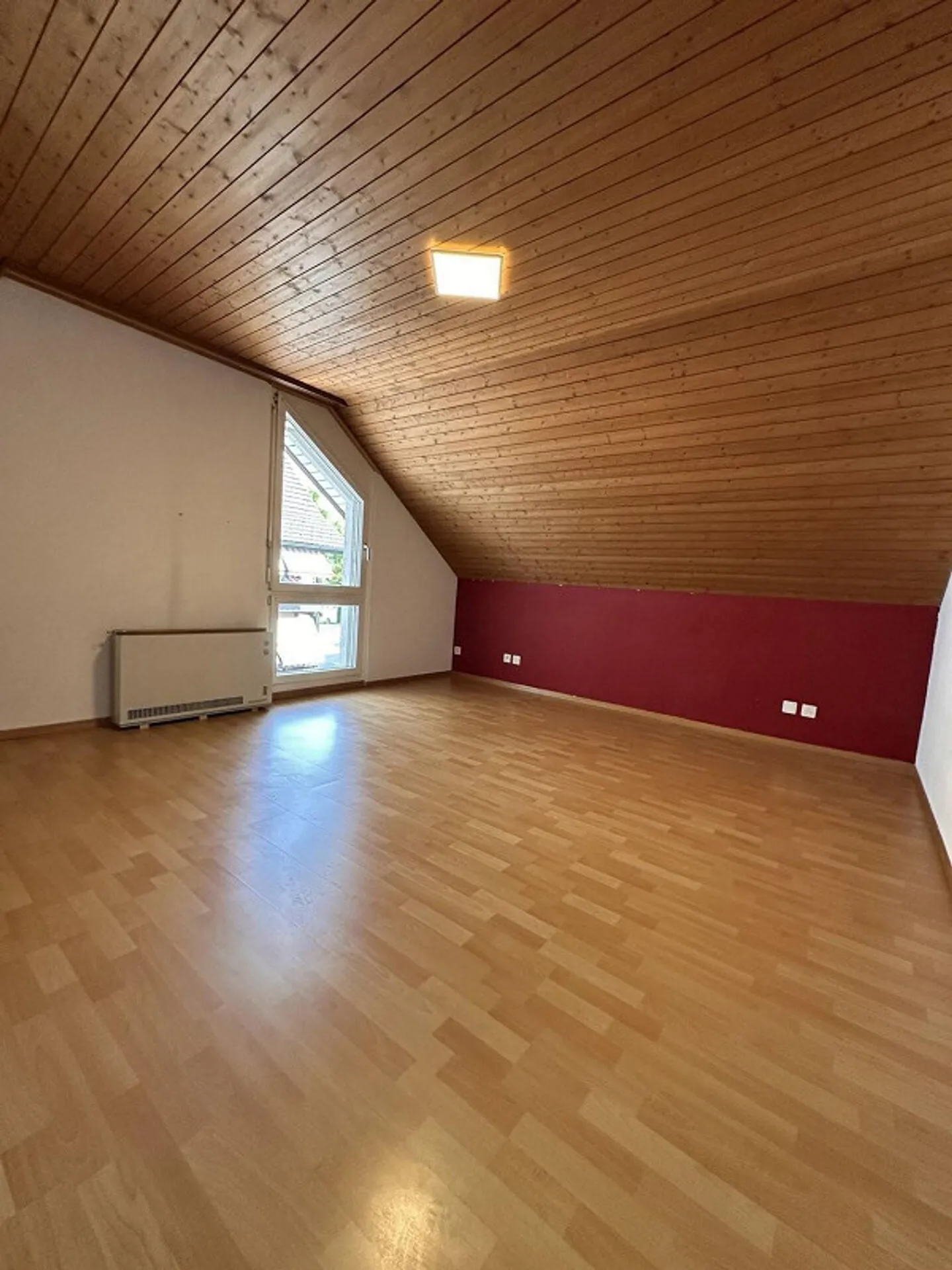 Ampio attico di 5.5 stanze nel cuore di Muri - Foto 6 di 13