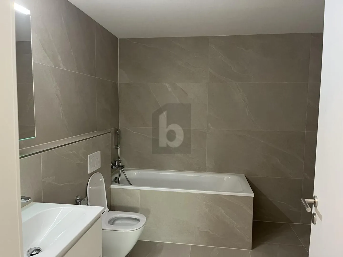 ABSOLUTE COMFORT, CONTEMPORARY AND BRIGHT - Photo 4 of 6