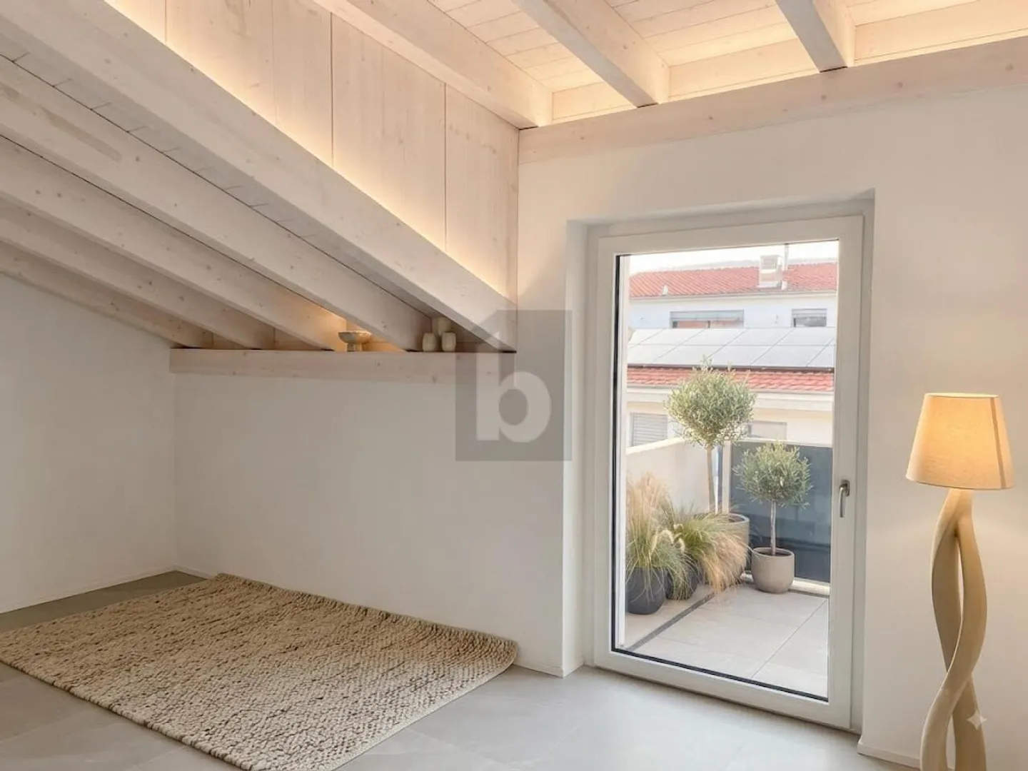 ABSOLUTE COMFORT, CONTEMPORARY AND BRIGHT - Photo 2 of 6